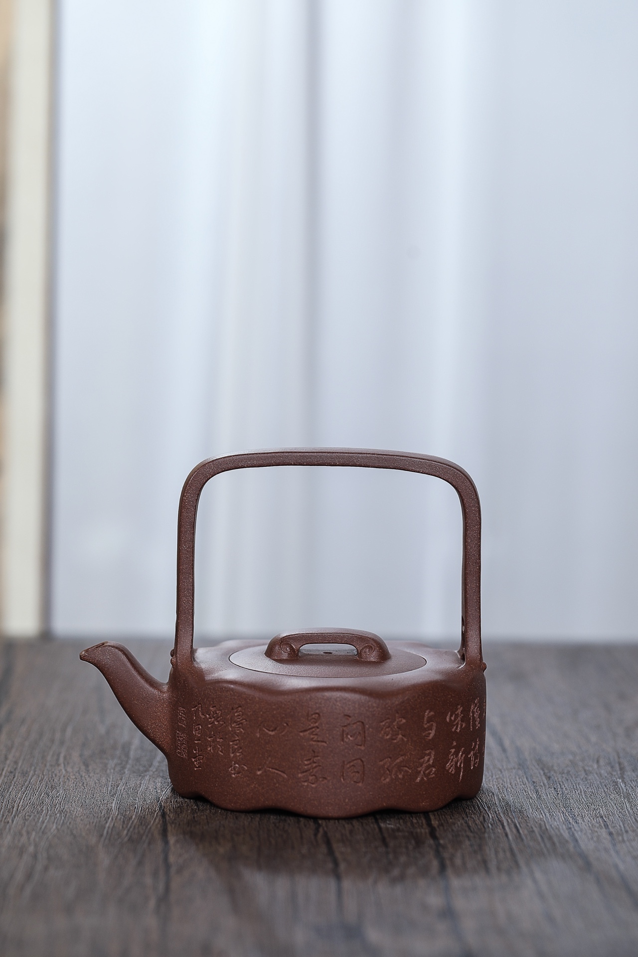 【金錢如意提梁】壺體圓潤而不失剛勁，有如磐石，動中有靜，靜中有動，很有曲線曼妙之感，古樸而典雅