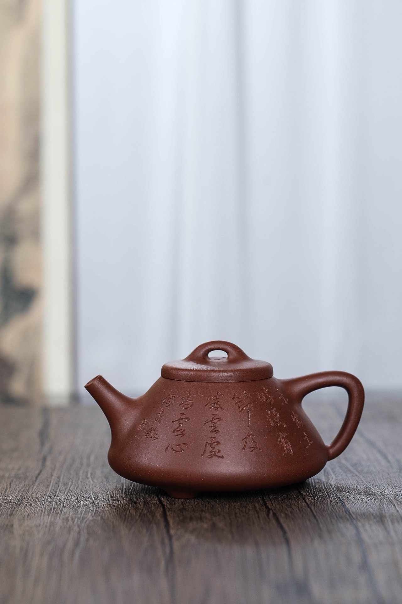 【子冶石瓢】全壺身挺拔，骨肉均勻，壺身壺嘴壺把恰到好處，氣韻生動，出水如畫