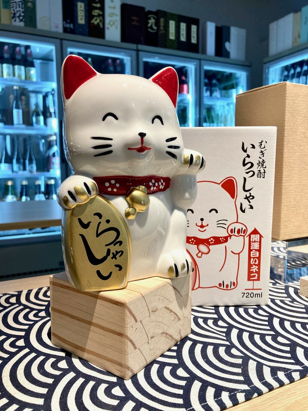 藤居酒造開運白色招財貓麥燒酎720ml 禮盒裝| 酒蛙Sakewa | 日本酒專門店