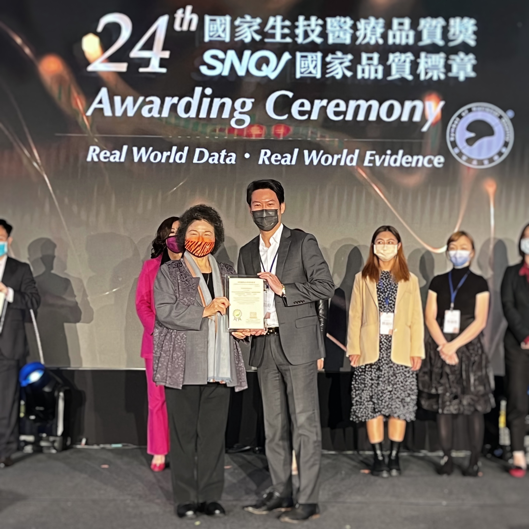 監察院院長陳菊頒發獎項給優德莎莉林鈺軒董事長