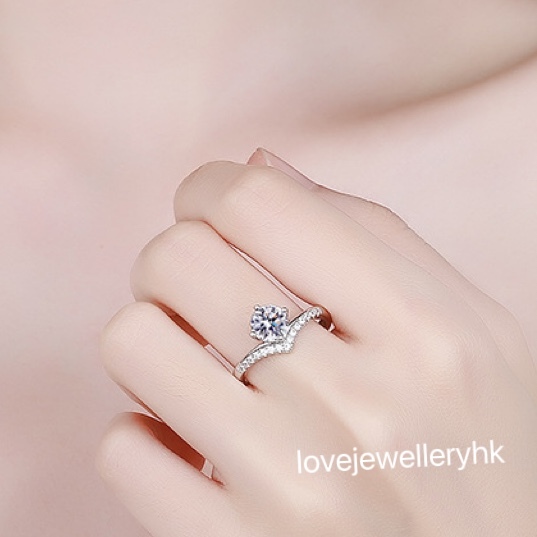 V形莫桑鑽戒    R1C038