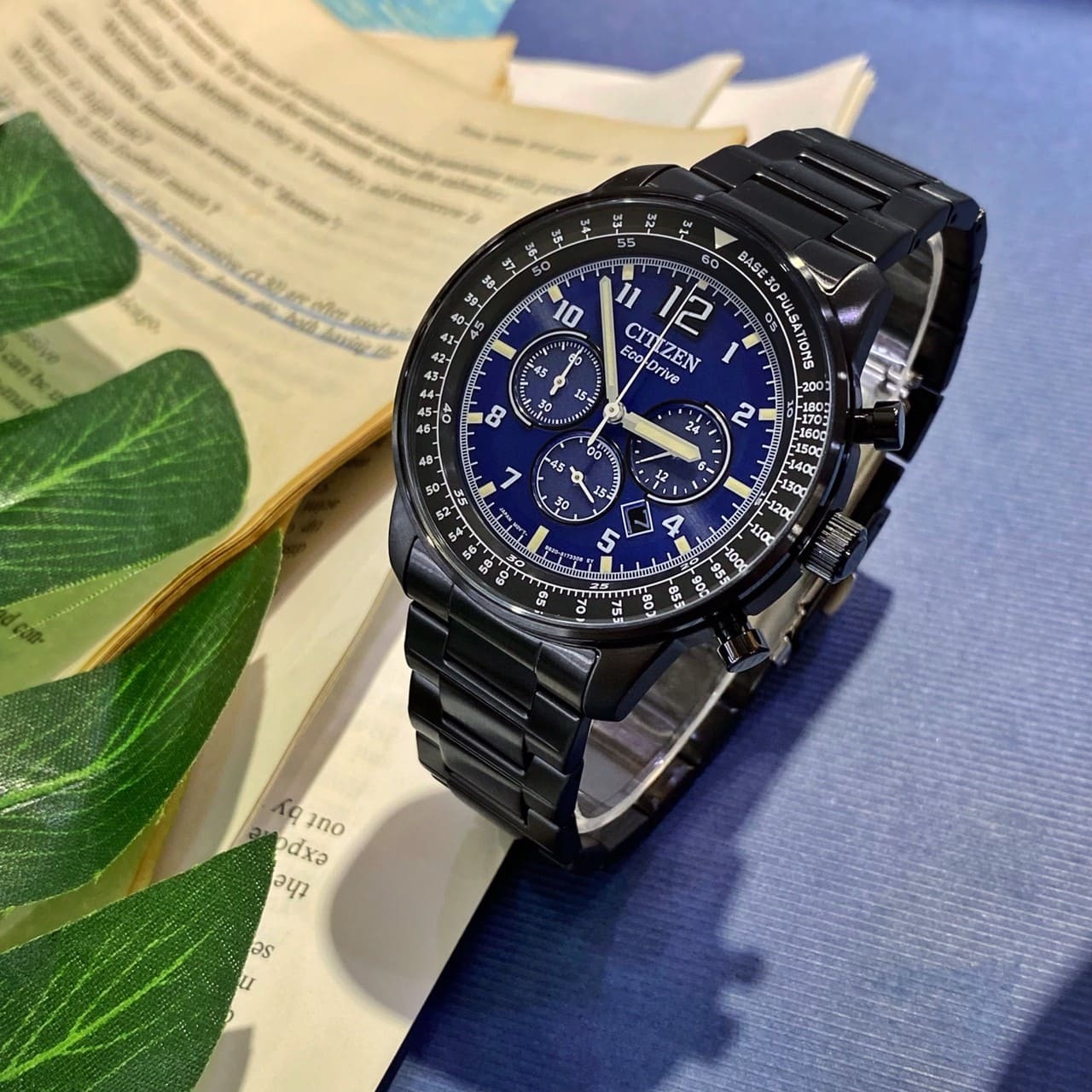 【CITIZEN 星辰】Chronograph系列紳士全黑藍面光動能腕錶 CA4505-80M 44mm 現代鐘錶