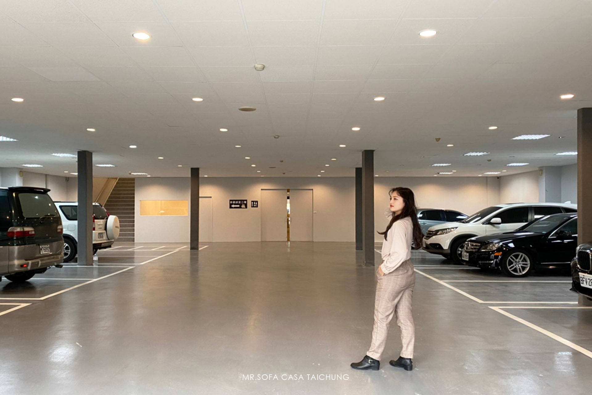 寬敞的停車場空間乾淨明亮讓人感到安心又舒服