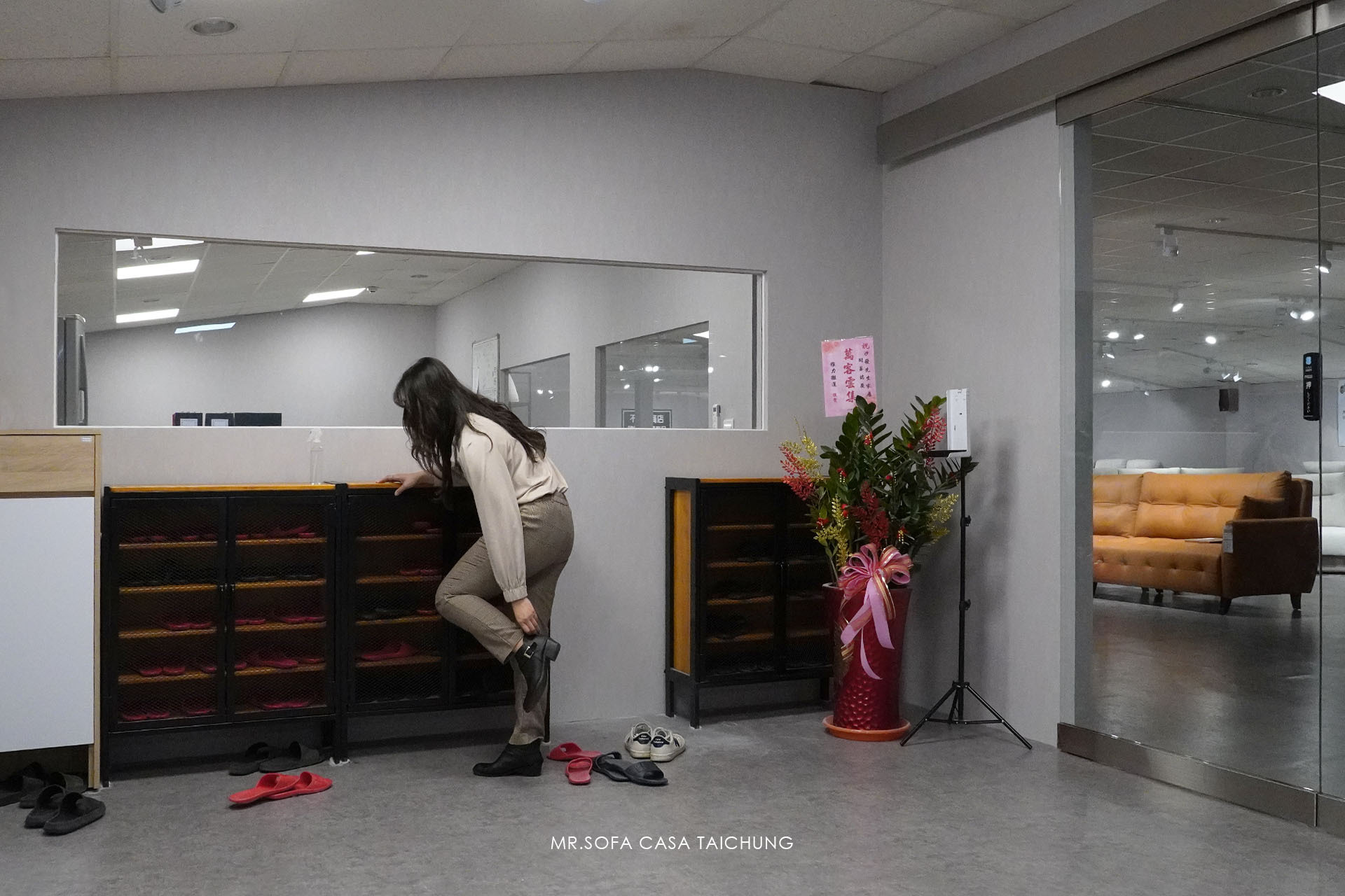 一上去就是更換室內拖的地方，這個真的是很貼心又明智的作法