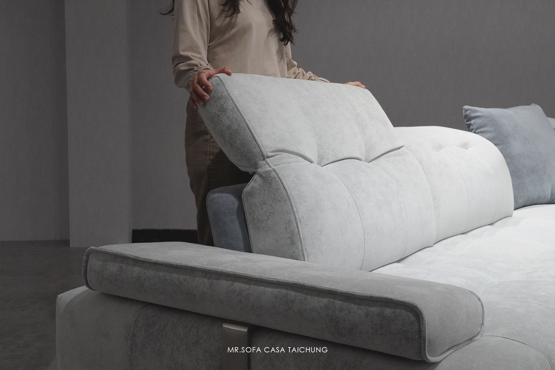 椅背頭枕的部分擁有多段式角度調節功能