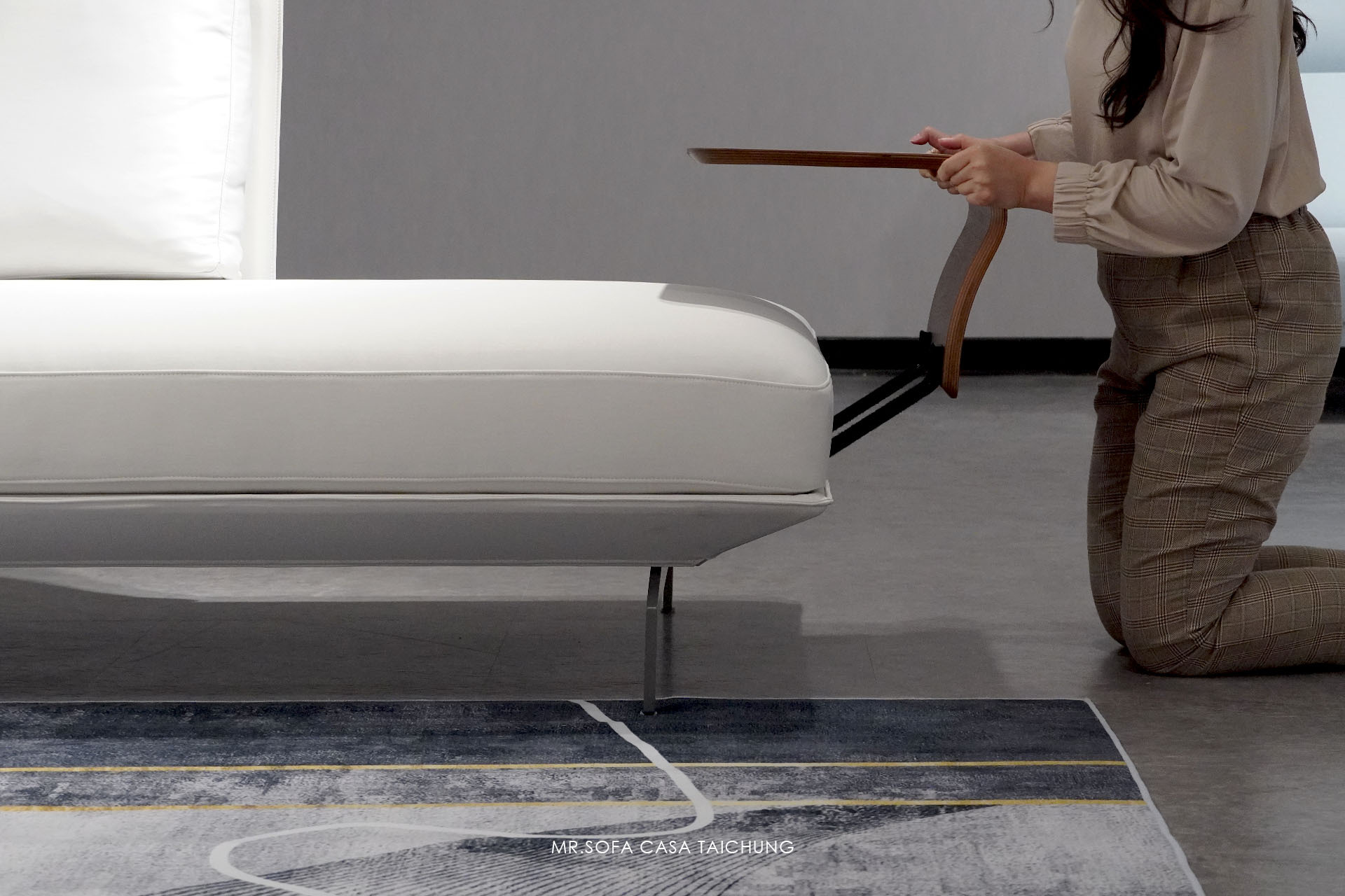 貝絲沙發的配件還有不同形狀的木質邊几