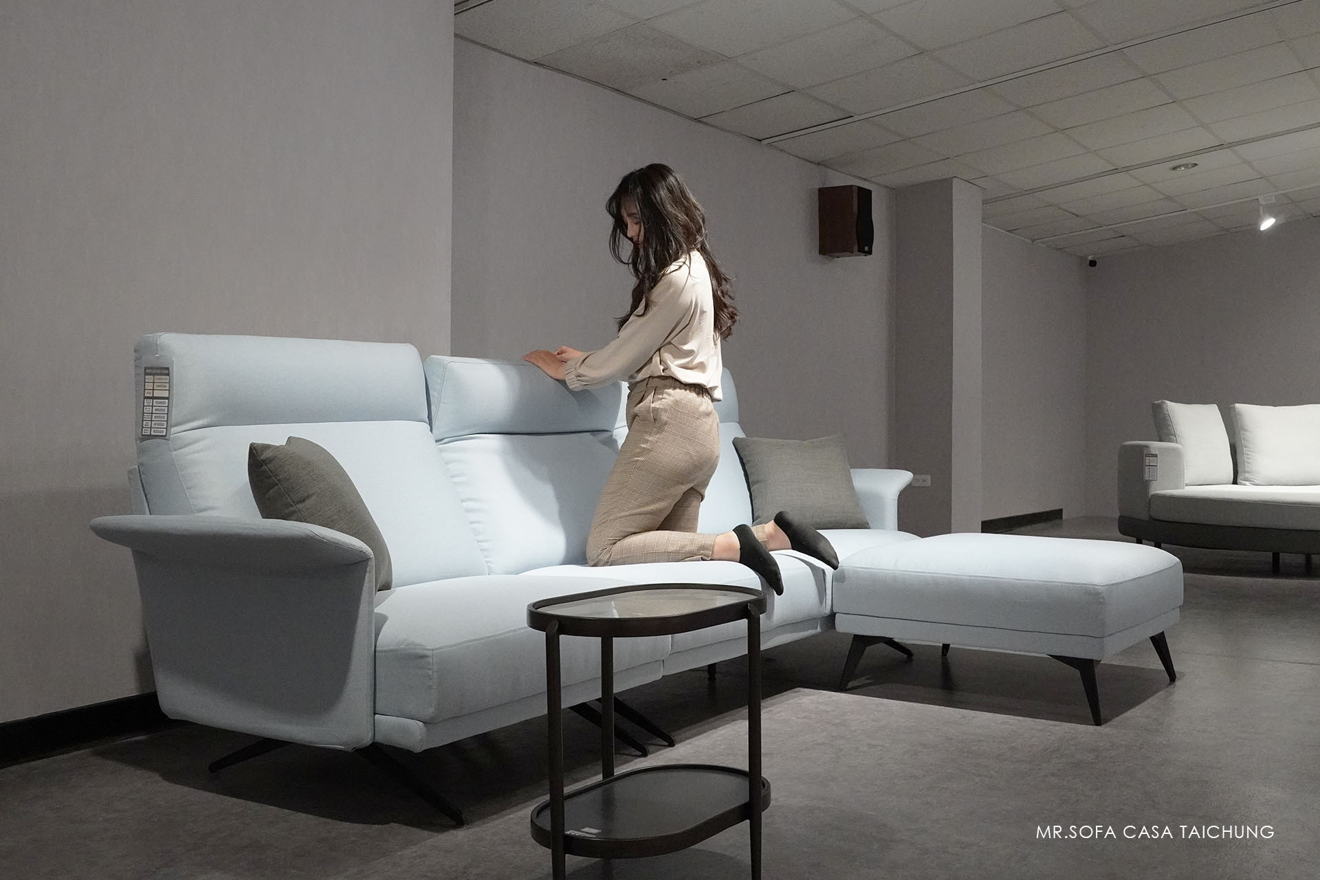 這個水藍色的尼爾森沙發讓人看起來清新又時尚