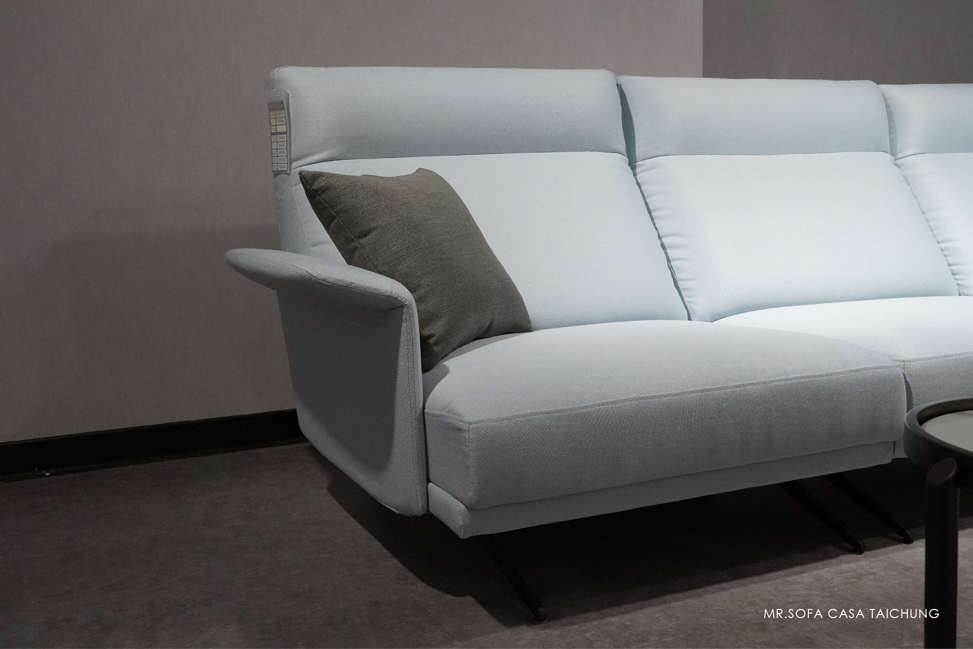 尼爾森沙發扶手造型線條流暢、剪裁大方