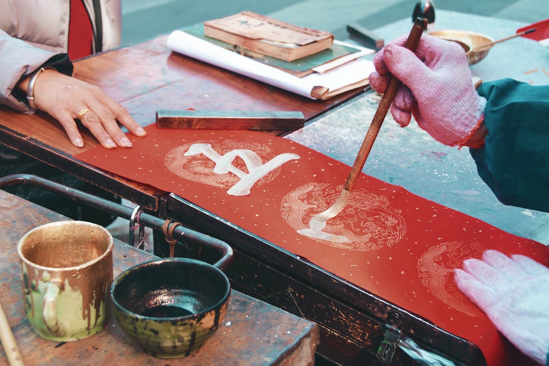 《圖　貼春聯 迎新年》圖片來源:Pixabay