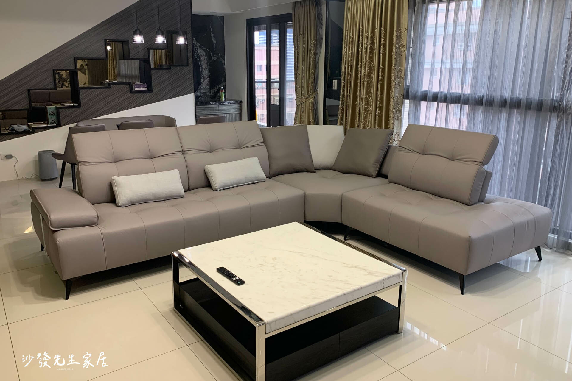 雙功能沙發體型寬大能夠容納多人同時乘坐