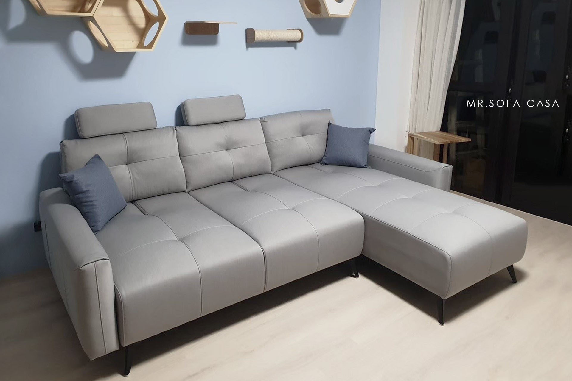 里昂沙發是一個寬敞的L型沙發，椅背可以前後移動30公分