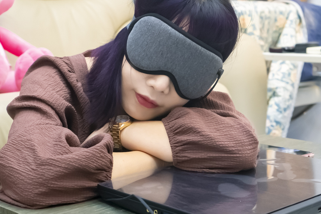 鄒Ma小涓推薦磁吸式三段溫控定時立體熱敷眼罩，疲勞眼睛的好幫手