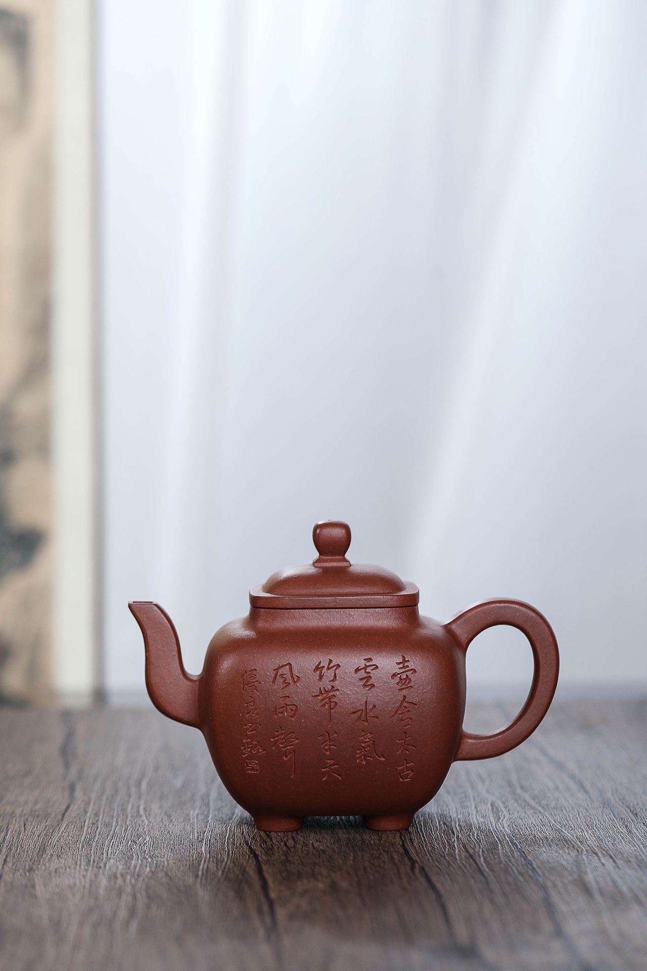 【鳴遠四方】整款壺古樸、儒雅，氣韻不俗。壺身由吳優良老師刻繪，更顯文雅。