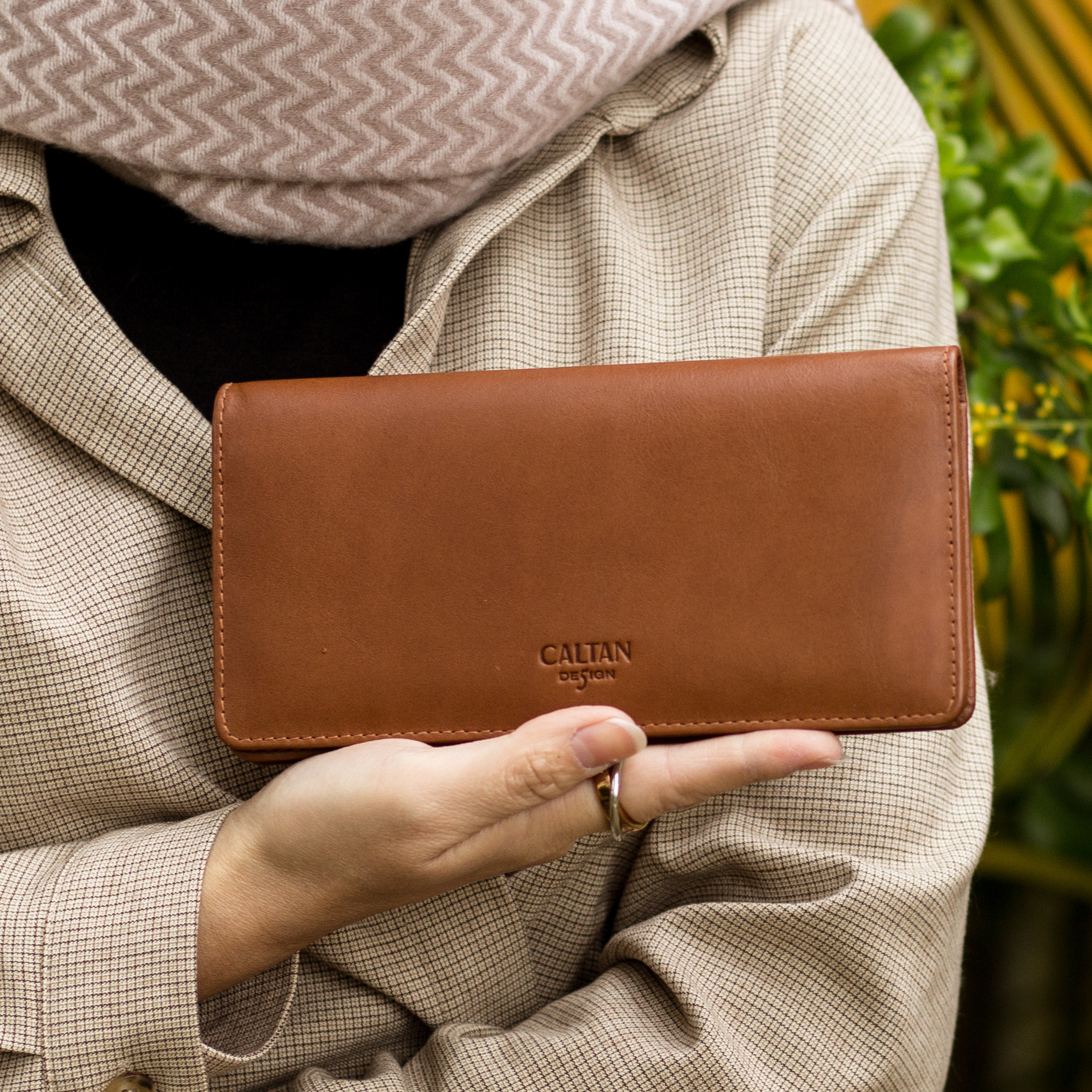 手拿咖啡色長夾