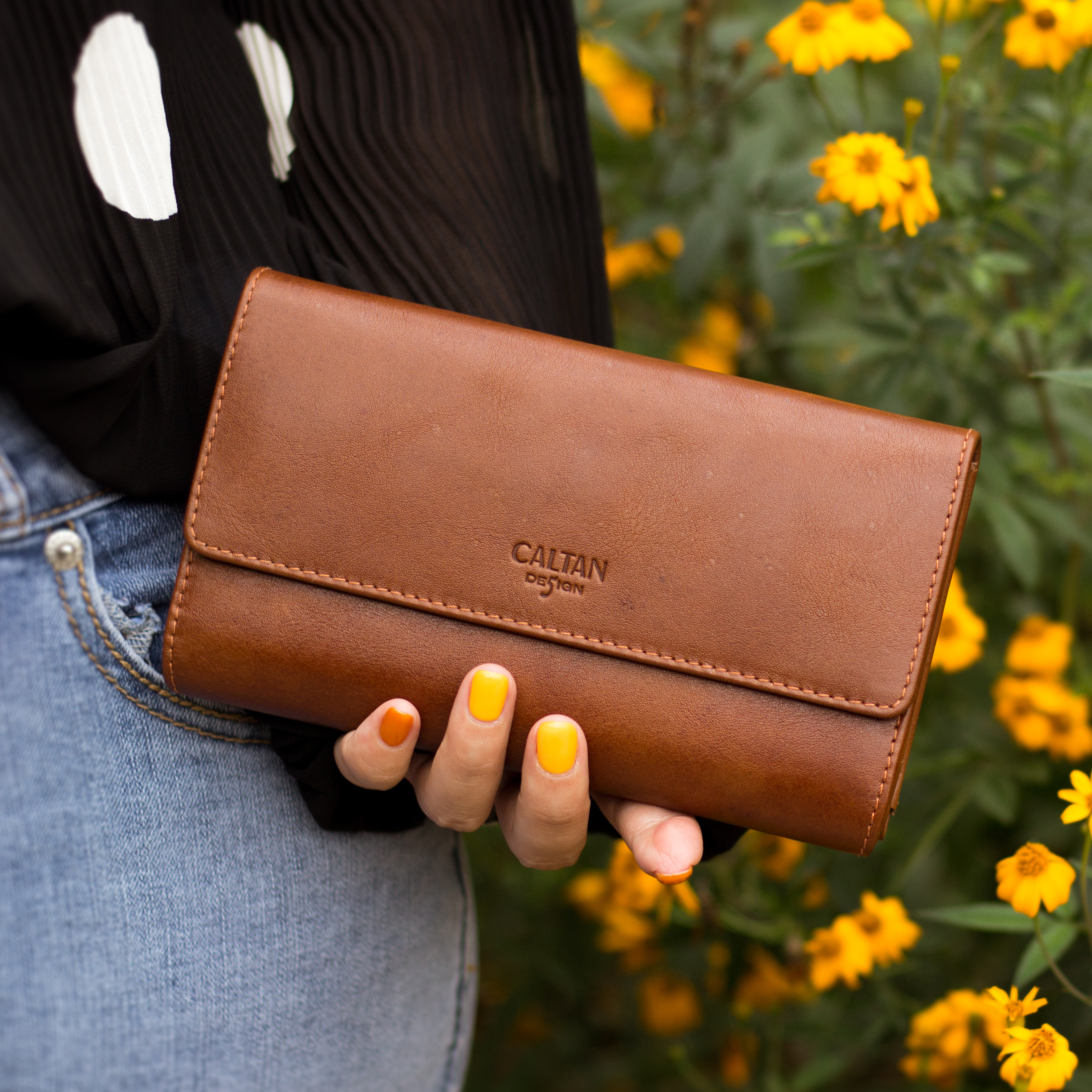 手拿咖啡色長夾