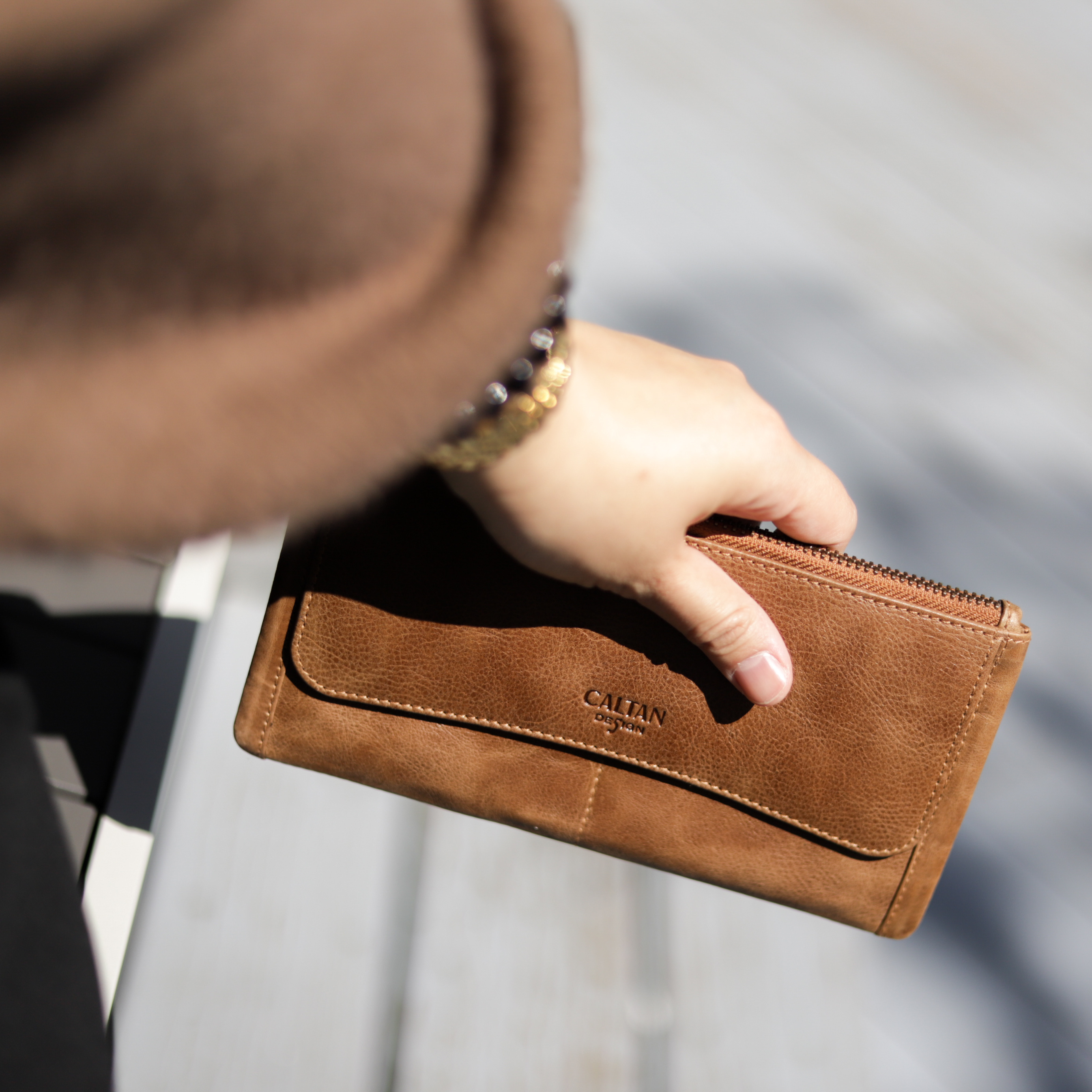 手拿咖啡色長夾
