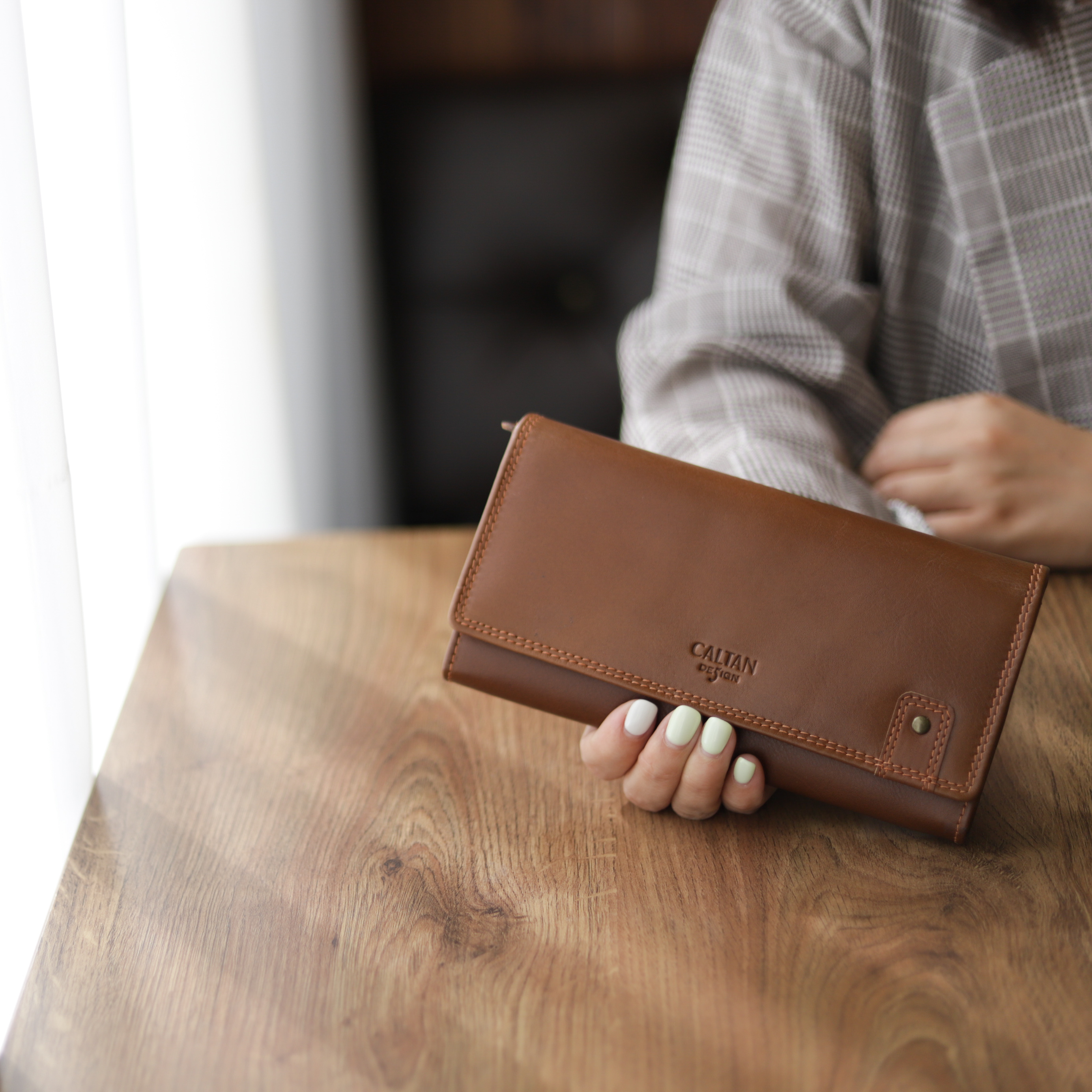 手拿咖啡色長夾