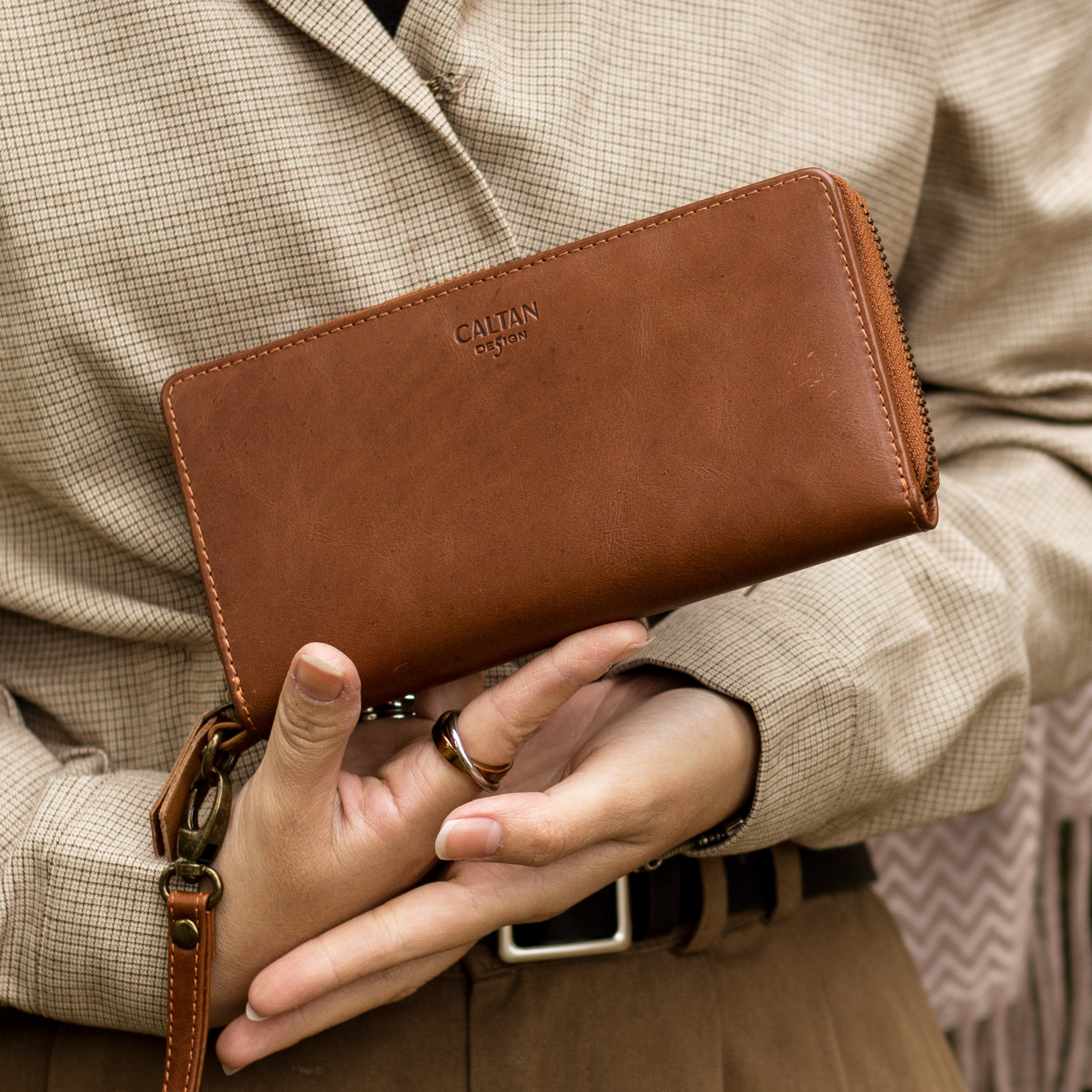 手拿咖啡色長夾