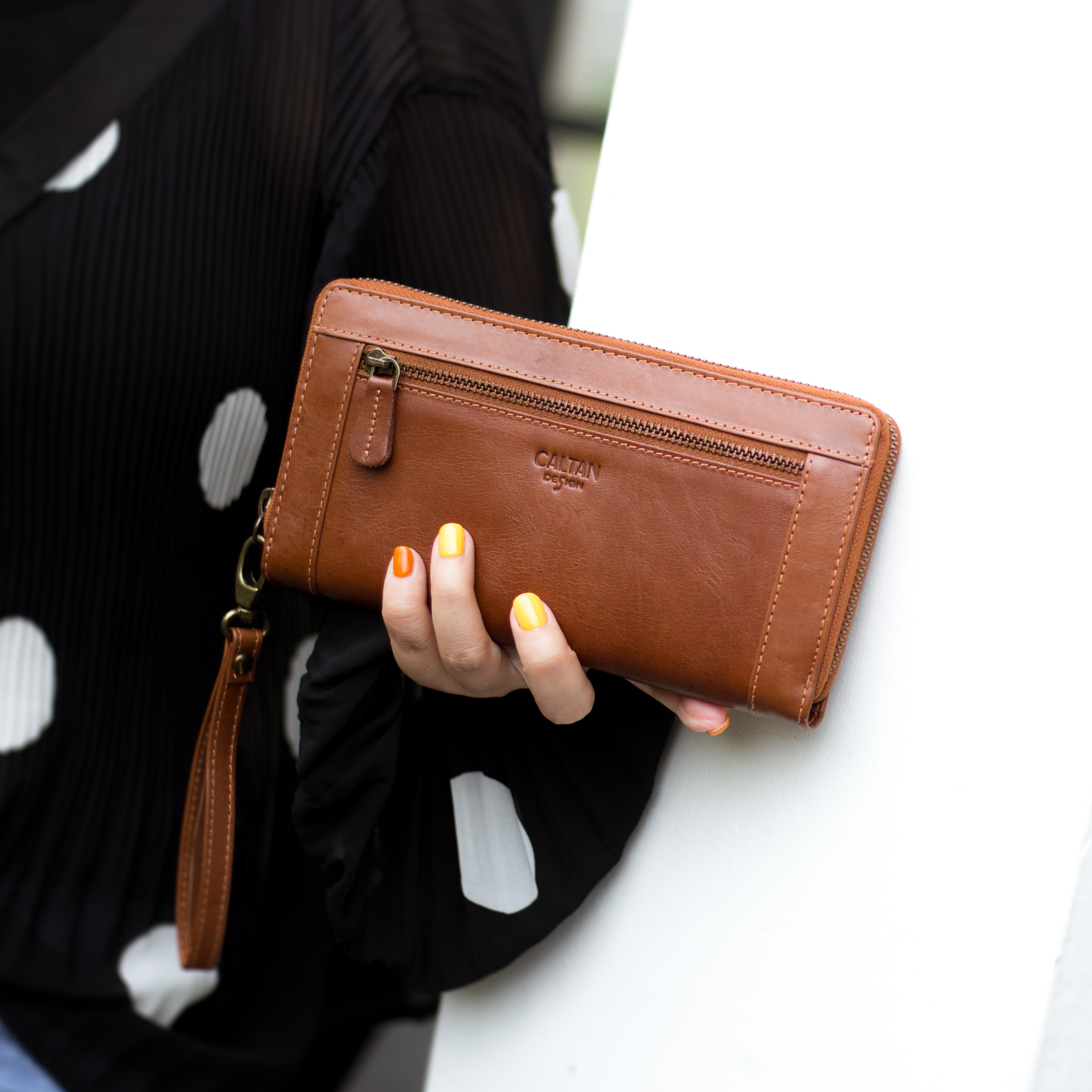 手拿咖啡色長夾