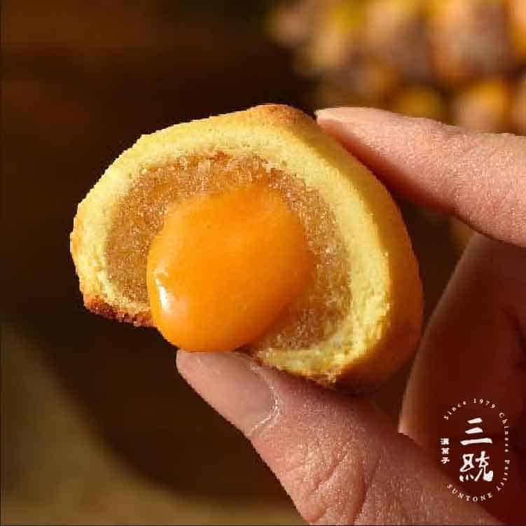 鳳梨酥熱量 三統鳳凰流心酥剝開流心，一顆 40 公克 166.7 大卡