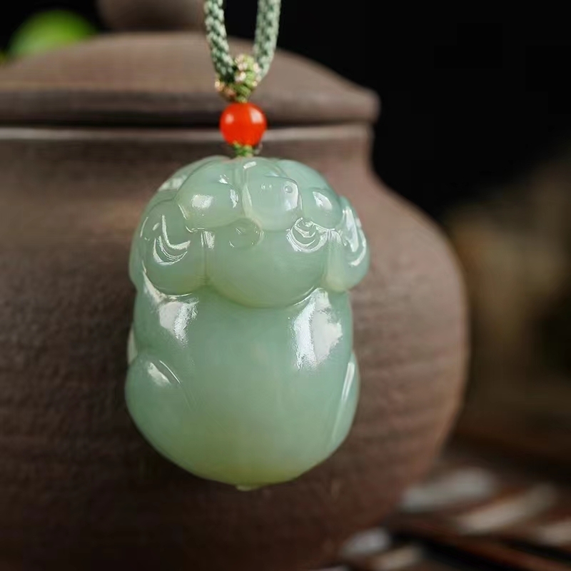 和田玉且末立體豬吊墜, 天然和田玉軟玉