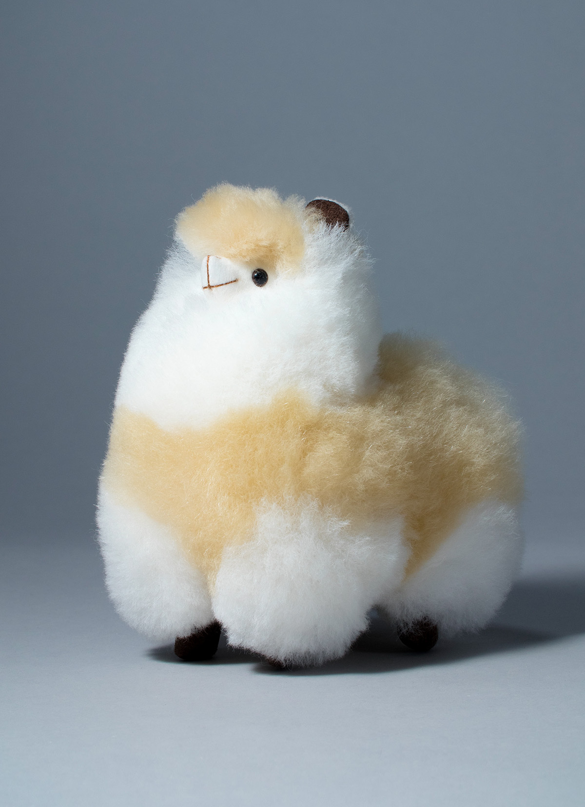【秘魯國家館】ST.MALO 秘魯工匠手工原生羊駝毛仿真羊駝家飾娃娃25CM-2172UA-烤布蕾