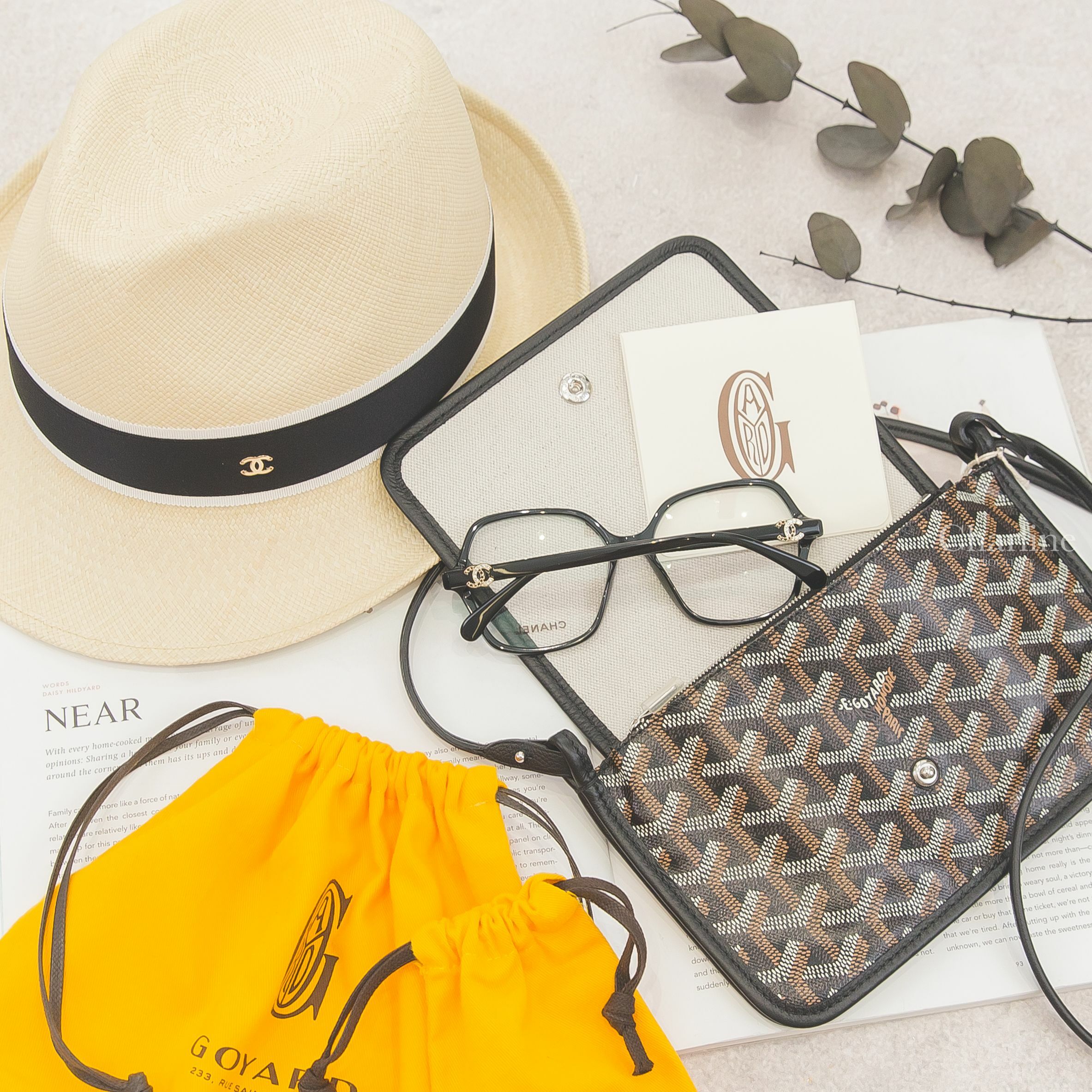 Chanel Hat 黑色絲質白滾邊金CC草編帽,Chanel Sunglasses 黑色蝴蝶形側邊黑金水鑽皮穿鍊CC平光眼鏡,Goyard Portefeuille Pochette 黑色牛皮肩背包-Charline Boutique 精品代購