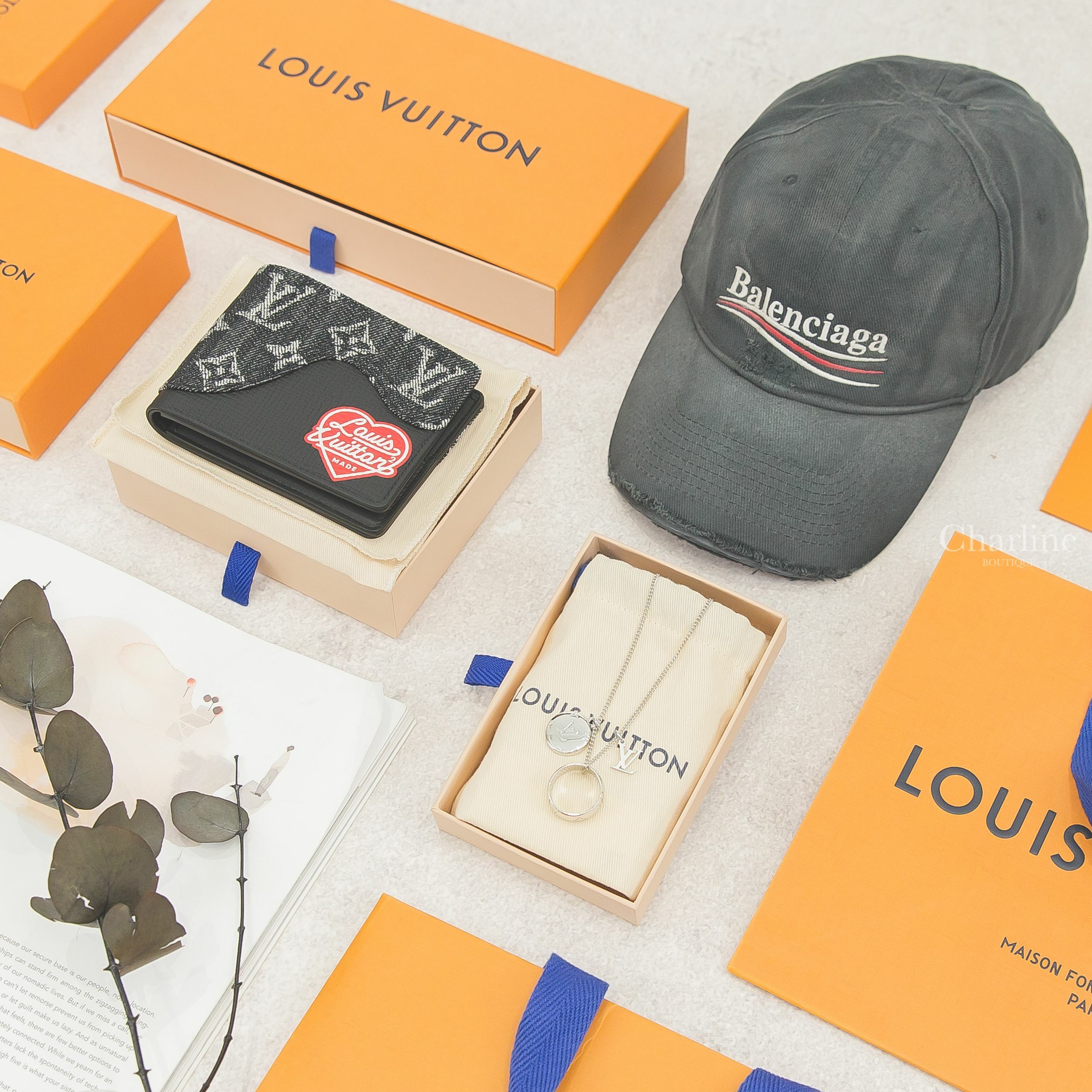 Louis Vuitton 銀色老花LV圓環吊飾三合一垂墜項鍊,Louis Vuitton 黑色丹寧老花拼牛皮紅色愛心印花短夾,Balenciaga 黑灰色白字紅白曲線繡花刷破棉質棒球帽-Charline Boutique 精品代購