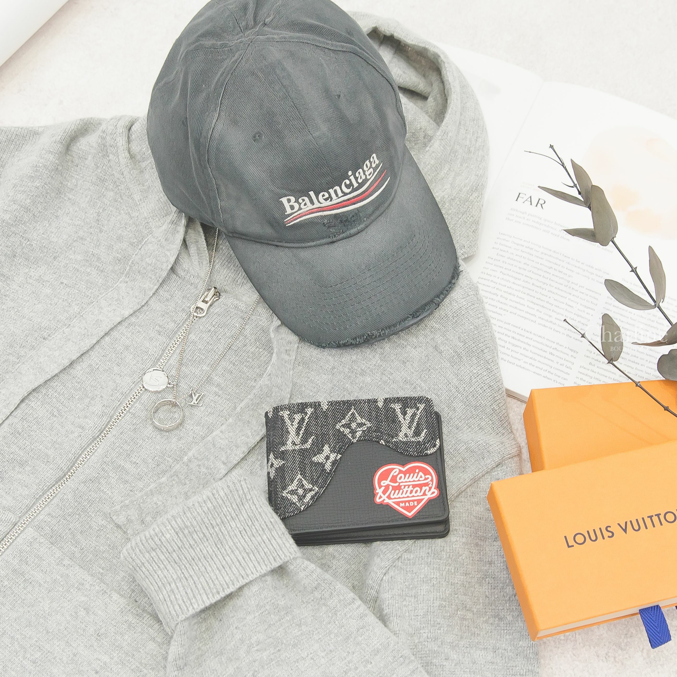 Louis Vuitton 銀色老花LV圓環吊飾三合一垂墜項鍊,Louis Vuitton 黑色丹寧老花拼牛皮紅色愛心印花短夾,Balenciaga 黑灰色白字紅白曲線繡花刷破棉質棒球帽-Charline Boutique 精品代購