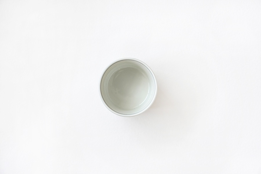 文三窯(三宅製陶所)-渕紫唐草鳥繪蕎麥豬口(大)