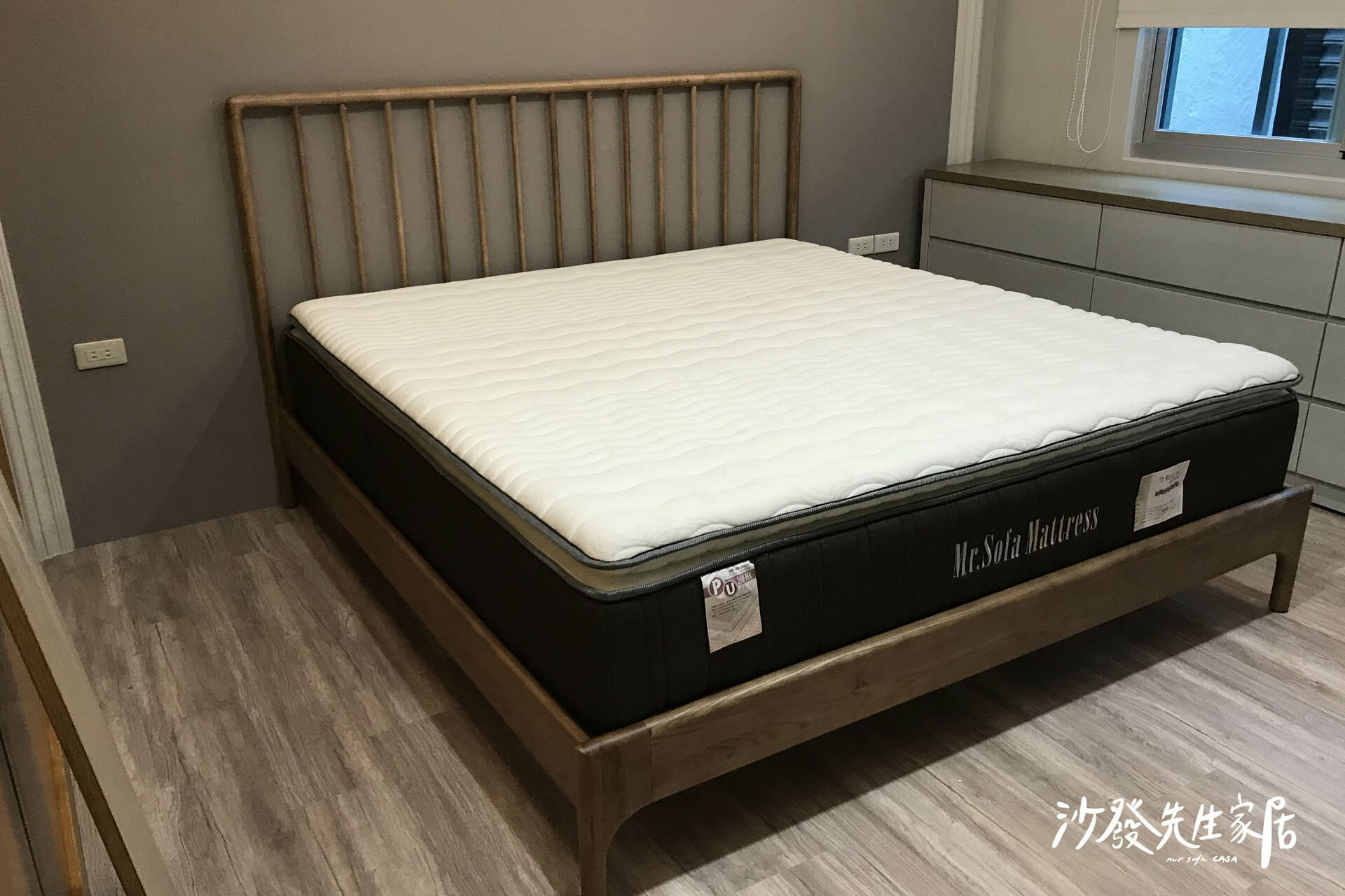 D：擺著娃娃的床墊