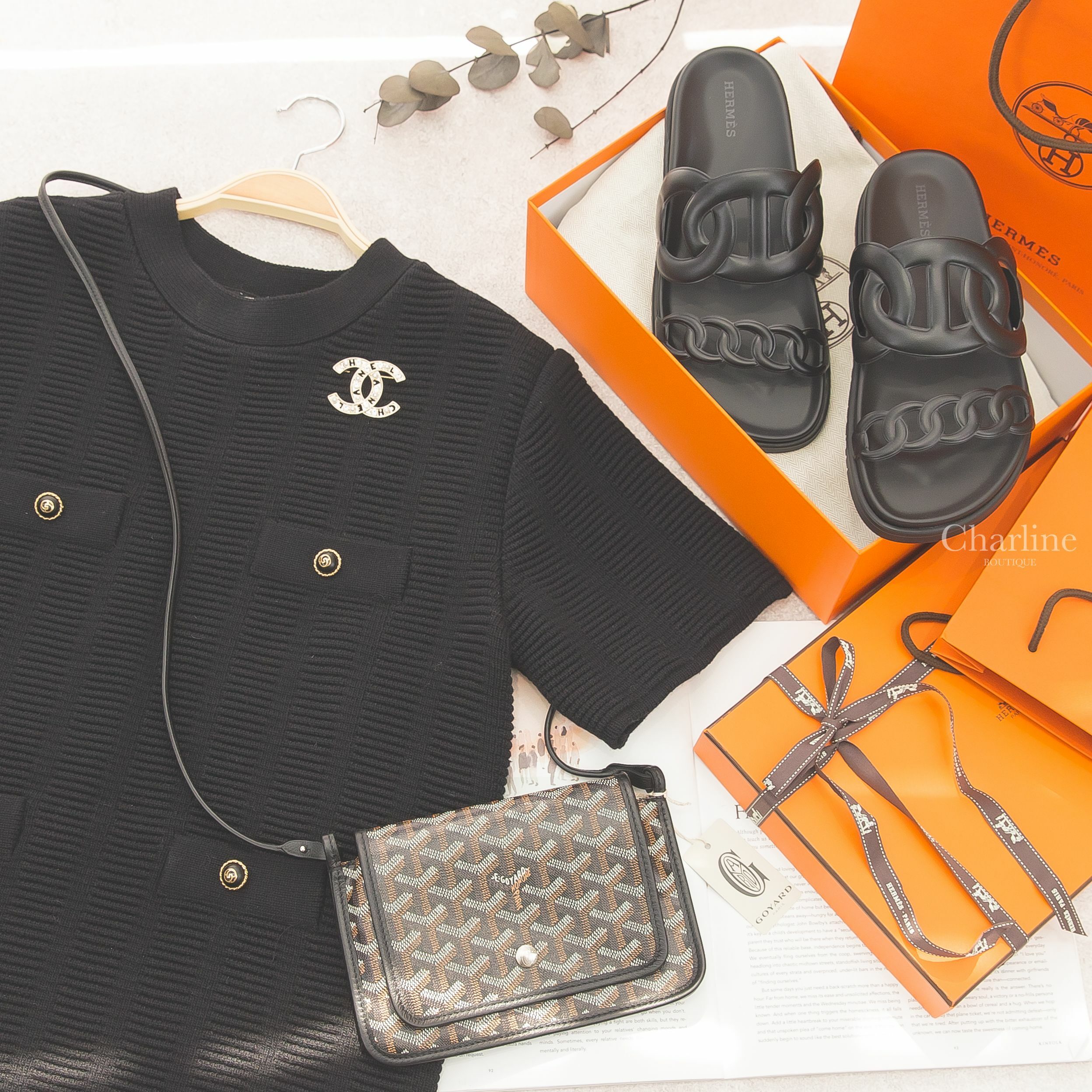 Goyard Portefeuille Pochette Plu 黑色牛皮肩背包,Hermès Extra Sandal 黑色θ牛皮平底拖鞋,Chanel Brooch 金色簍空字母珍珠水鑽CC胸針-Charline Boutique 精品代購