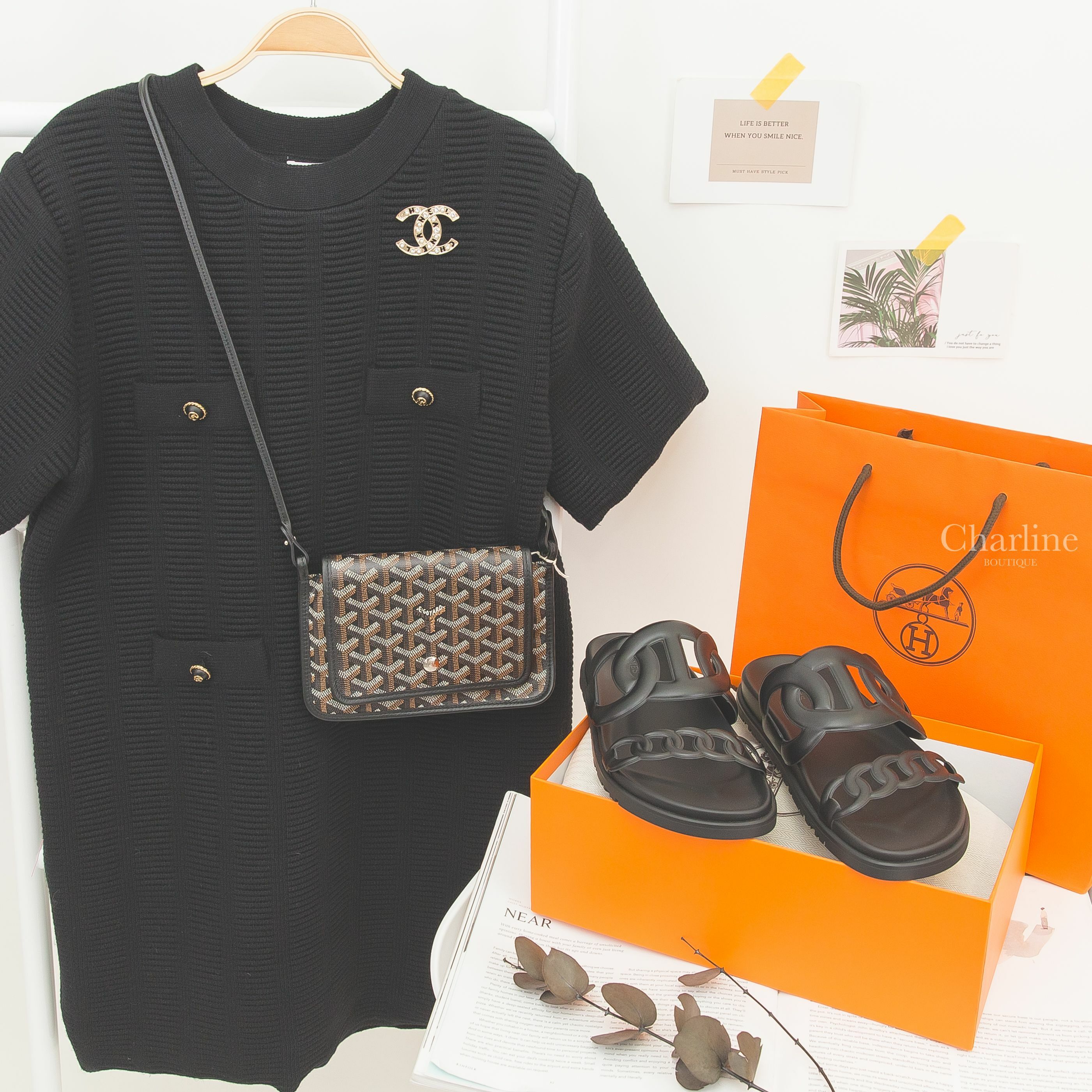 Goyard Portefeuille Pochette Plu 黑色牛皮肩背包,Hermès Extra Sandal 黑色θ牛皮平底拖鞋,Chanel Brooch 金色簍空字母珍珠水鑽CC胸針-Charline Boutique 精品代購