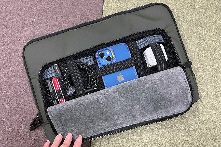 小編開箱 排排站最療癒！讓物品各有各的空間不碰撞，超強收納筆電包！