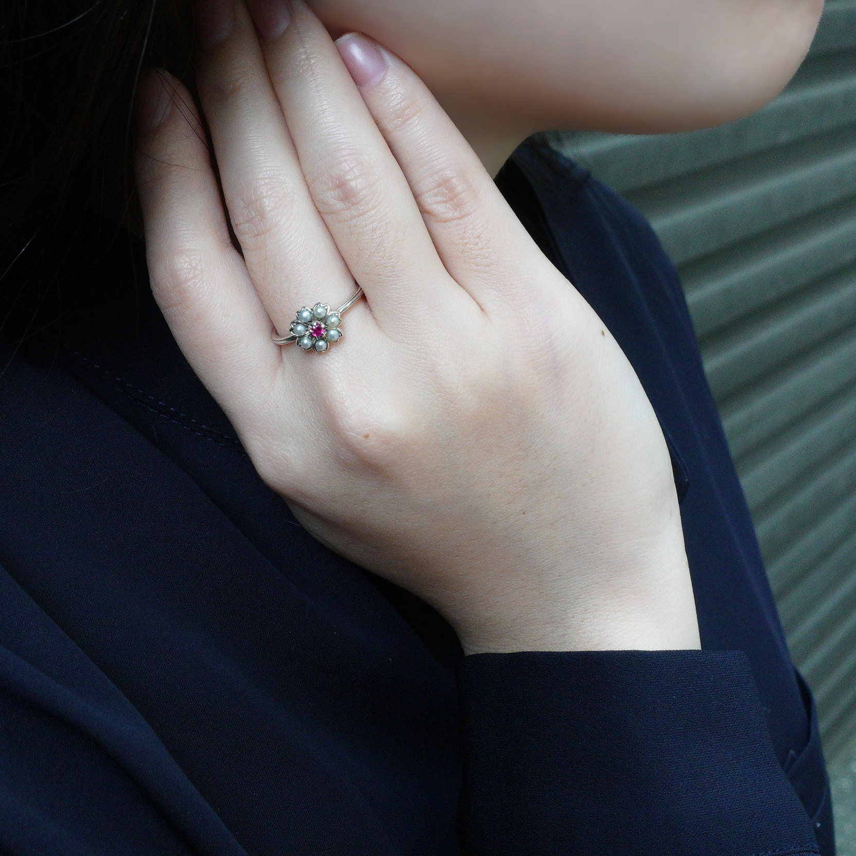 綻放花朵紅寶戒指