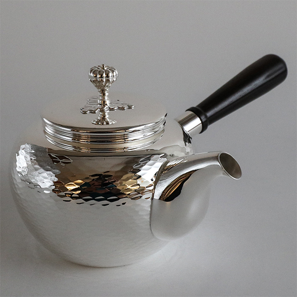 純銀 銀川堂 鎚目 霊芝持ち手 小さな急須 茶壷 約143g H R7396