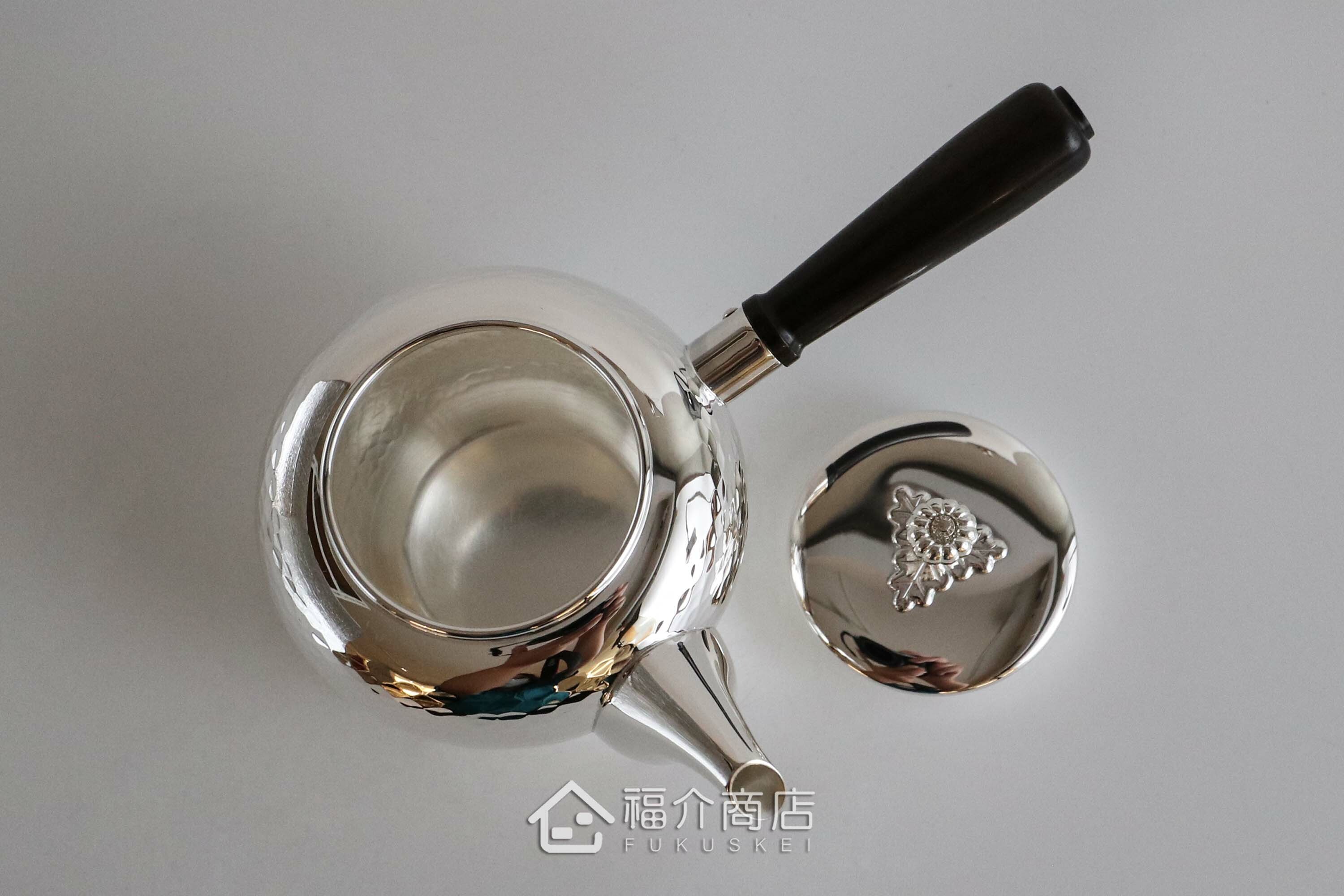泡茶用的日本純銀茶壺內部
