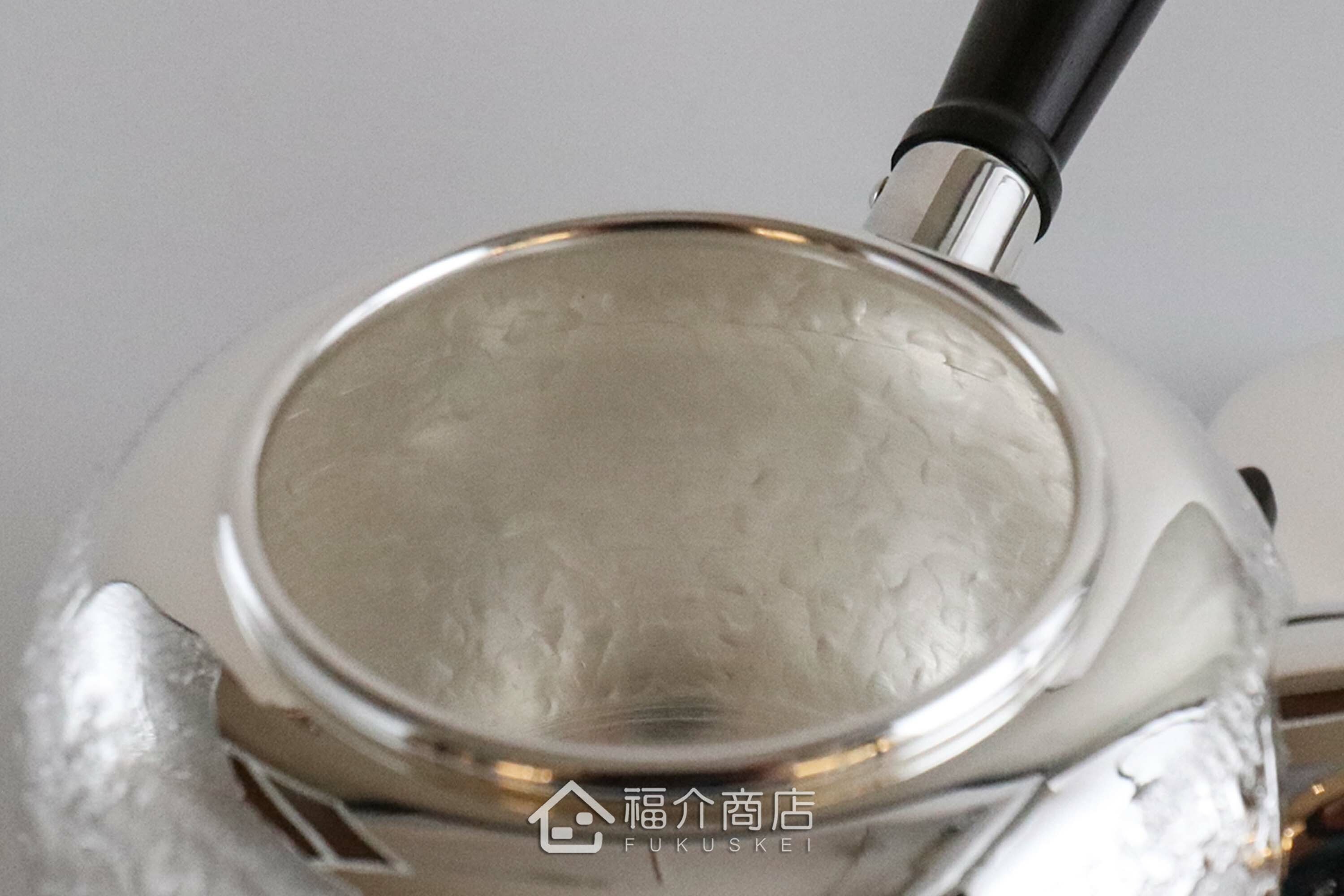 泡茶用的日本純銀茶壺內部