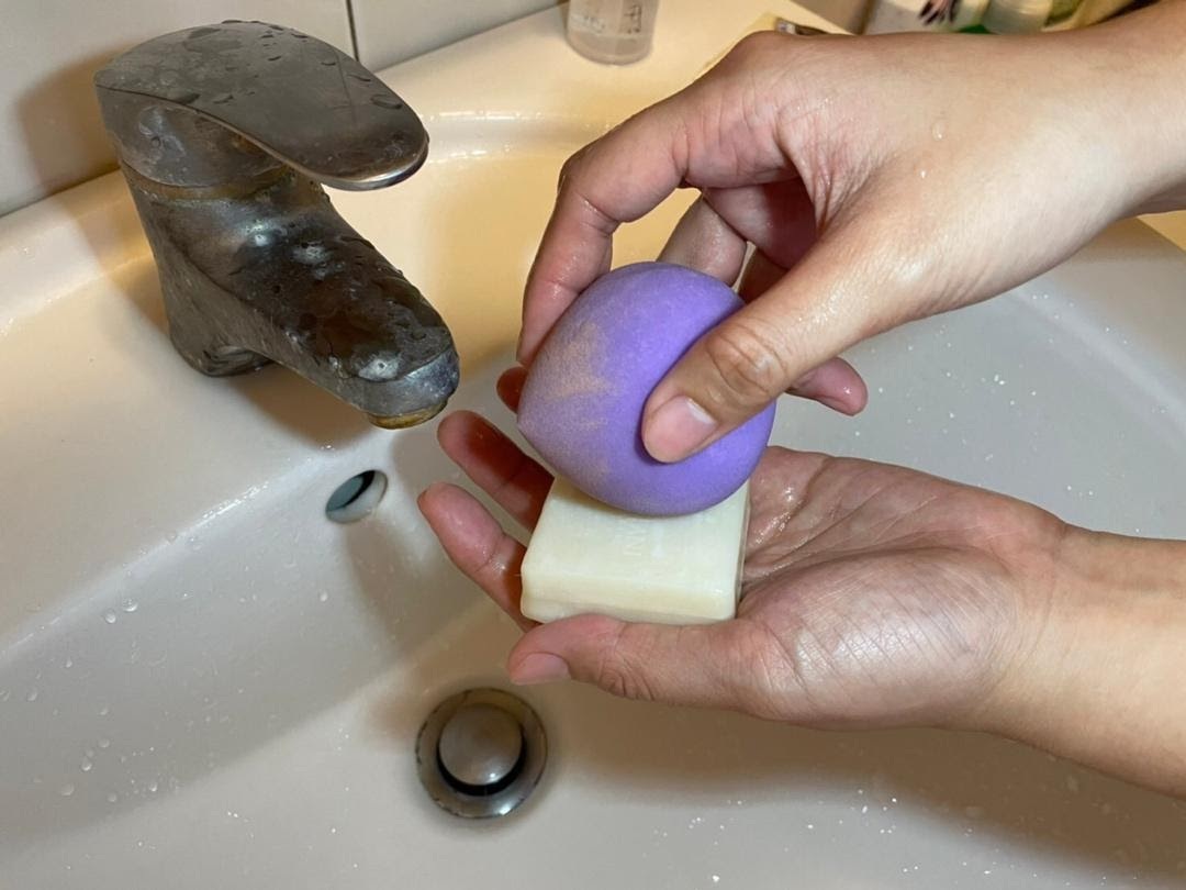 在美妝蛋上抹上肥皂或清潔劑、其他洗劑