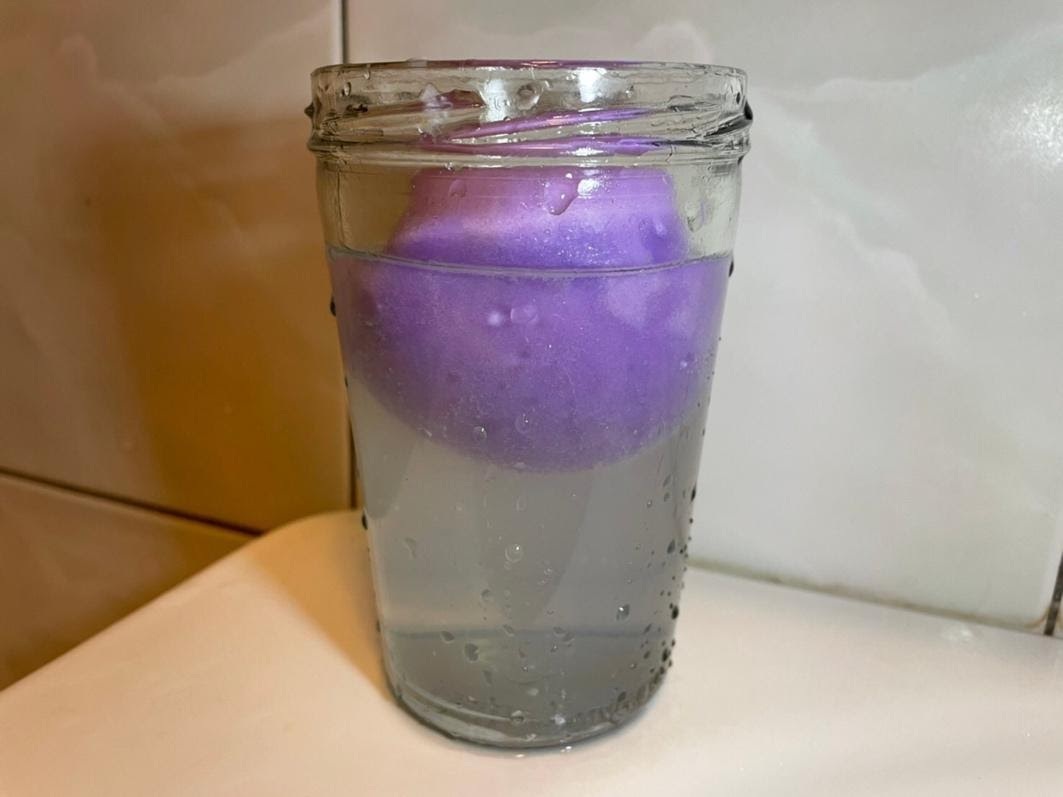 將美妝蛋浸泡在水中5-10分鐘