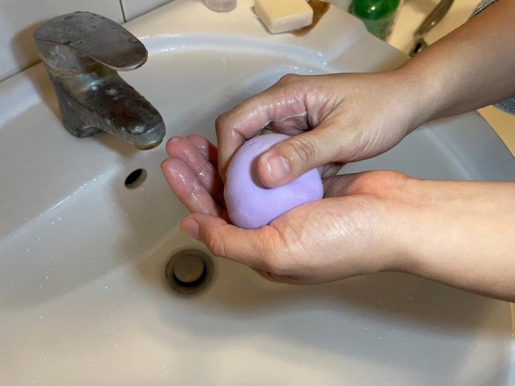 以手心及指腹搓洗、擠壓，慢慢將美妝蛋中的彩妝品溶出