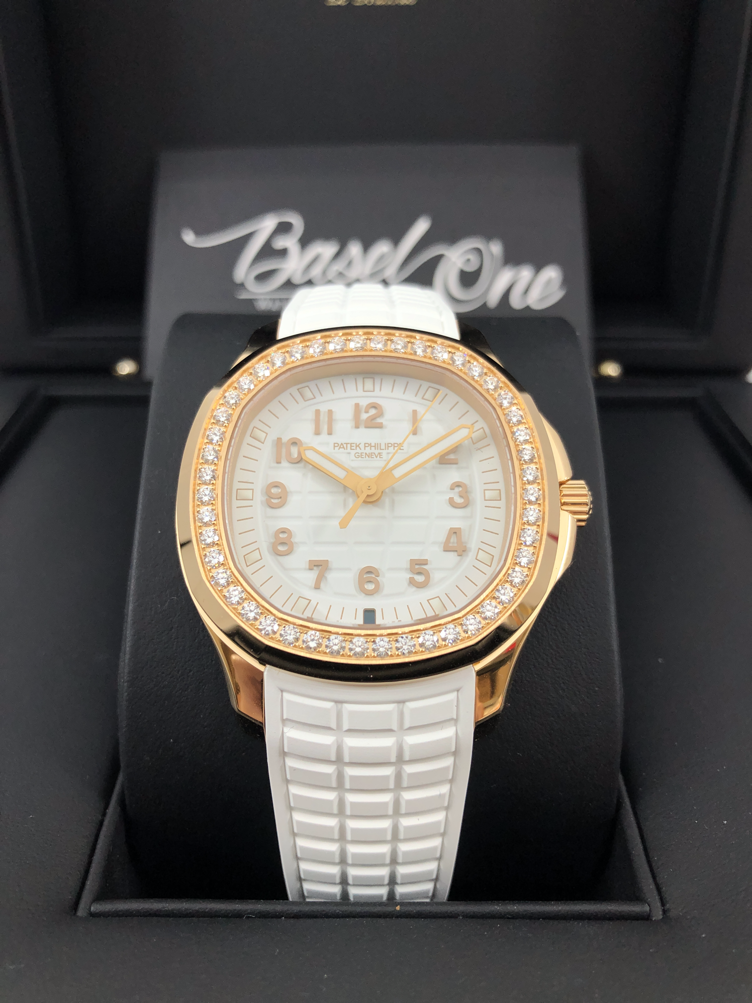 Discontinued BRAND NEW 5269/200R-001 5269 PATEK PHILIPPE AQUANAUT WHITE DIAL ROSE GOLD 39 MM