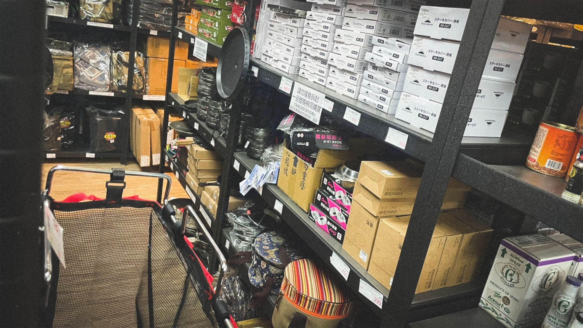 露營中毒本鋪擁有戶外露營用品實體倉庫，實體展售，環境乾淨整潔，台北市區少數帳篷展售店家，露營用品、露營裝備、露營推薦的露營優質店家，歡迎參觀選購。