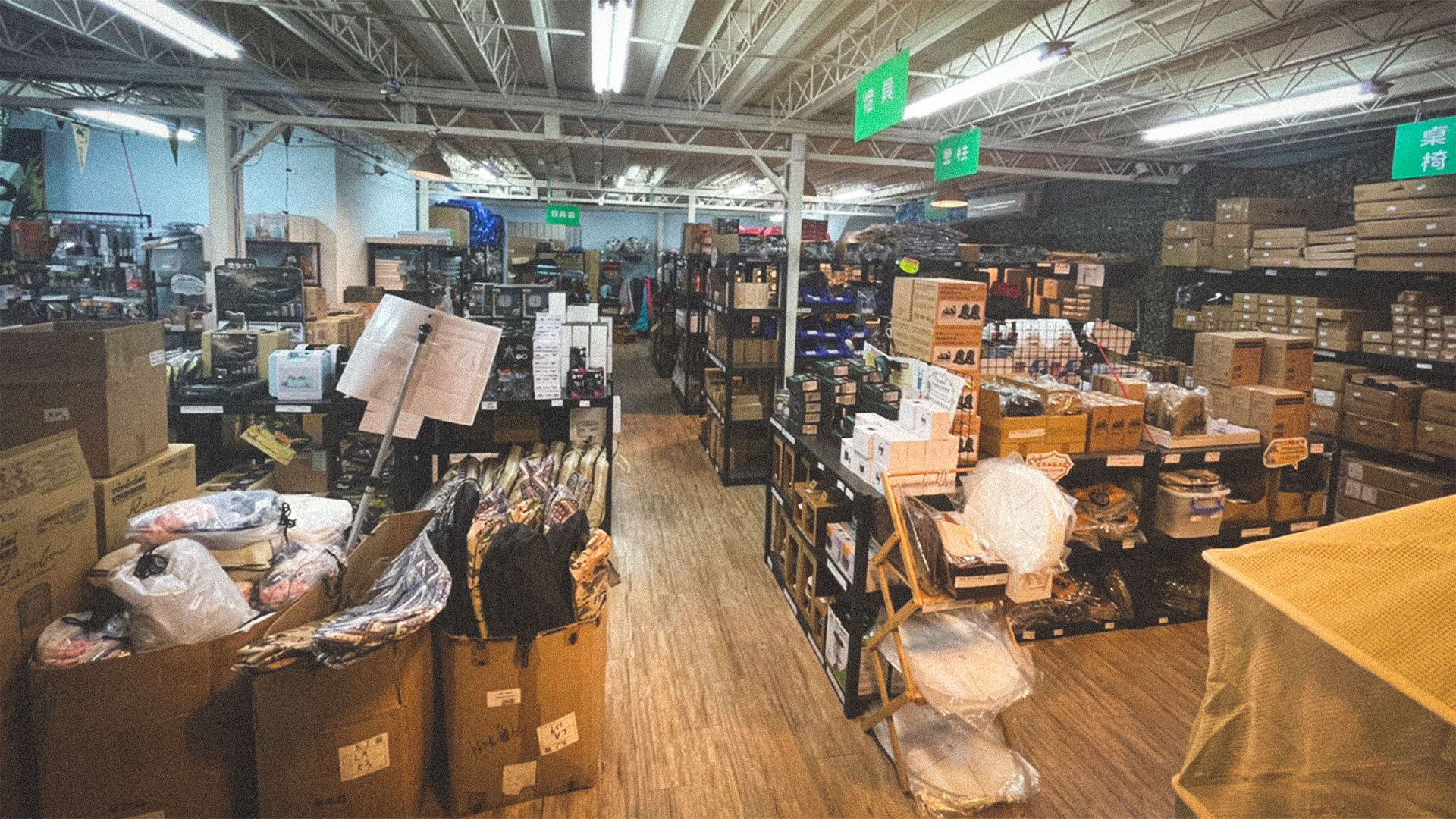 露營中毒本鋪擁有戶外露營用品實體倉庫，實體展售，環境乾淨整潔，台北市區少數帳篷展售店家，露營用品、露營裝備、露營推薦的露營優質店家，歡迎參觀選購。