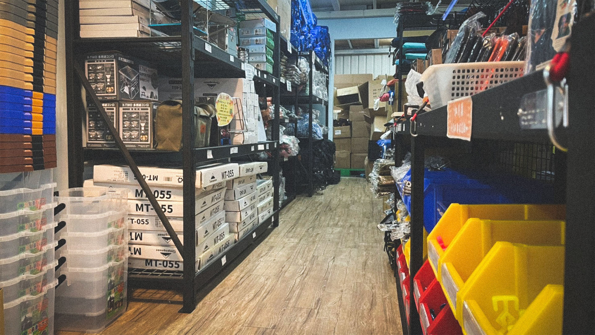 露營中毒本鋪擁有戶外露營用品實體倉庫，實體展售，環境乾淨整潔，台北市區少數帳篷展售店家，露營用品、露營裝備、露營推薦的露營優質店家，歡迎參觀選購。