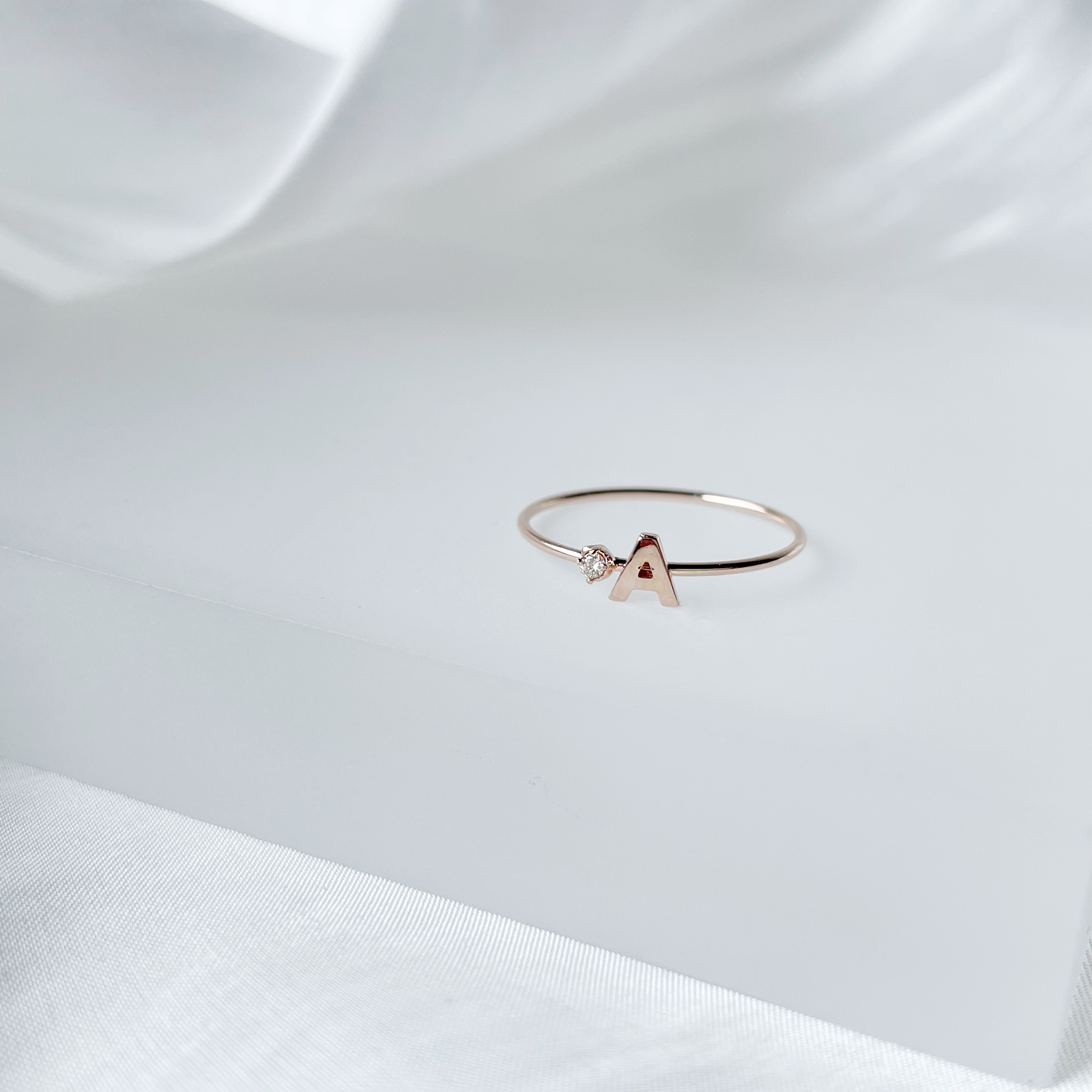 14K玫瑰金 1.5分白鑽字母戒指