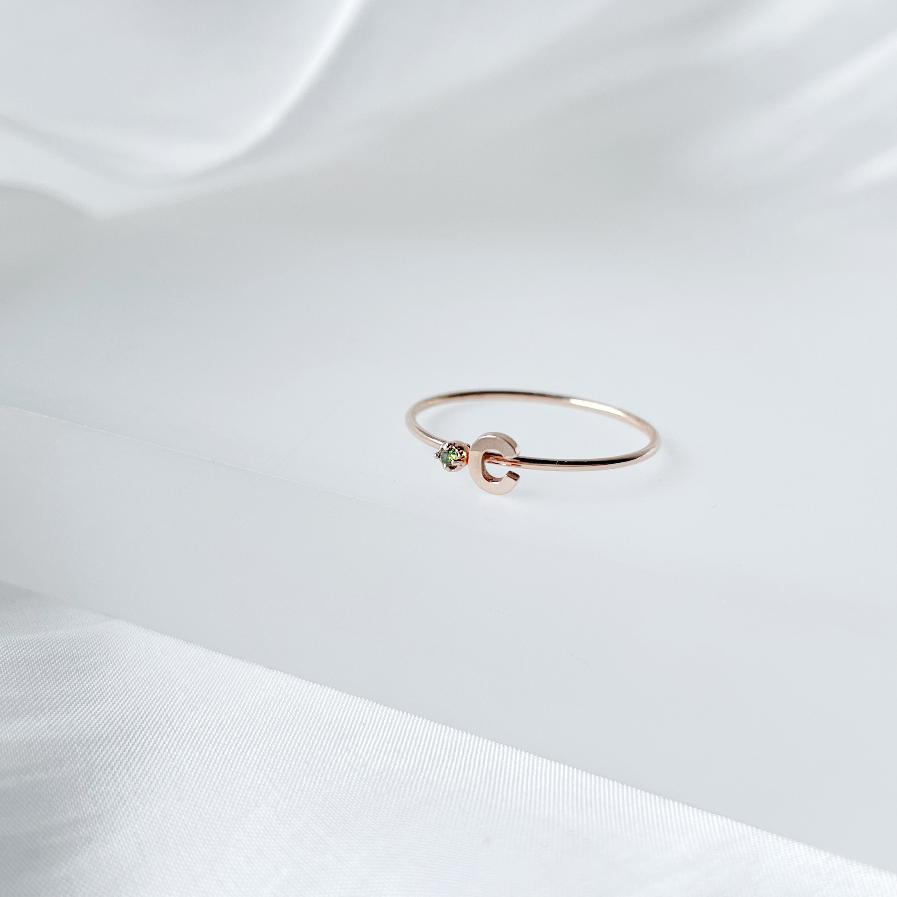 14K玫瑰金 1.5分綠鑽字母戒指