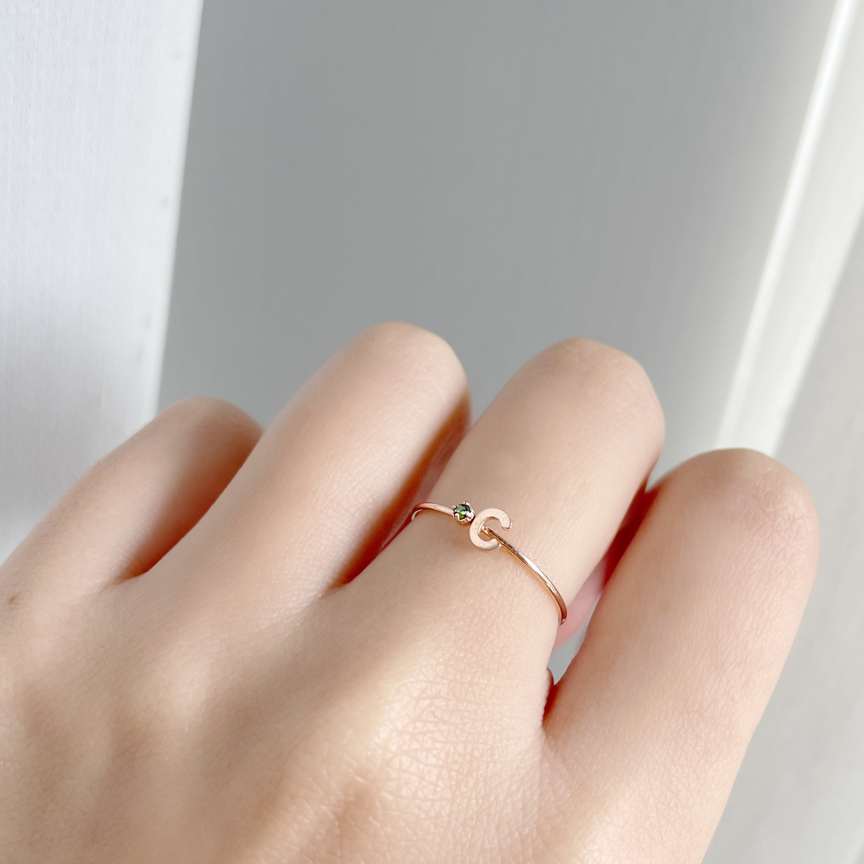 14K玫瑰金 1.5分綠鑽字母戒指