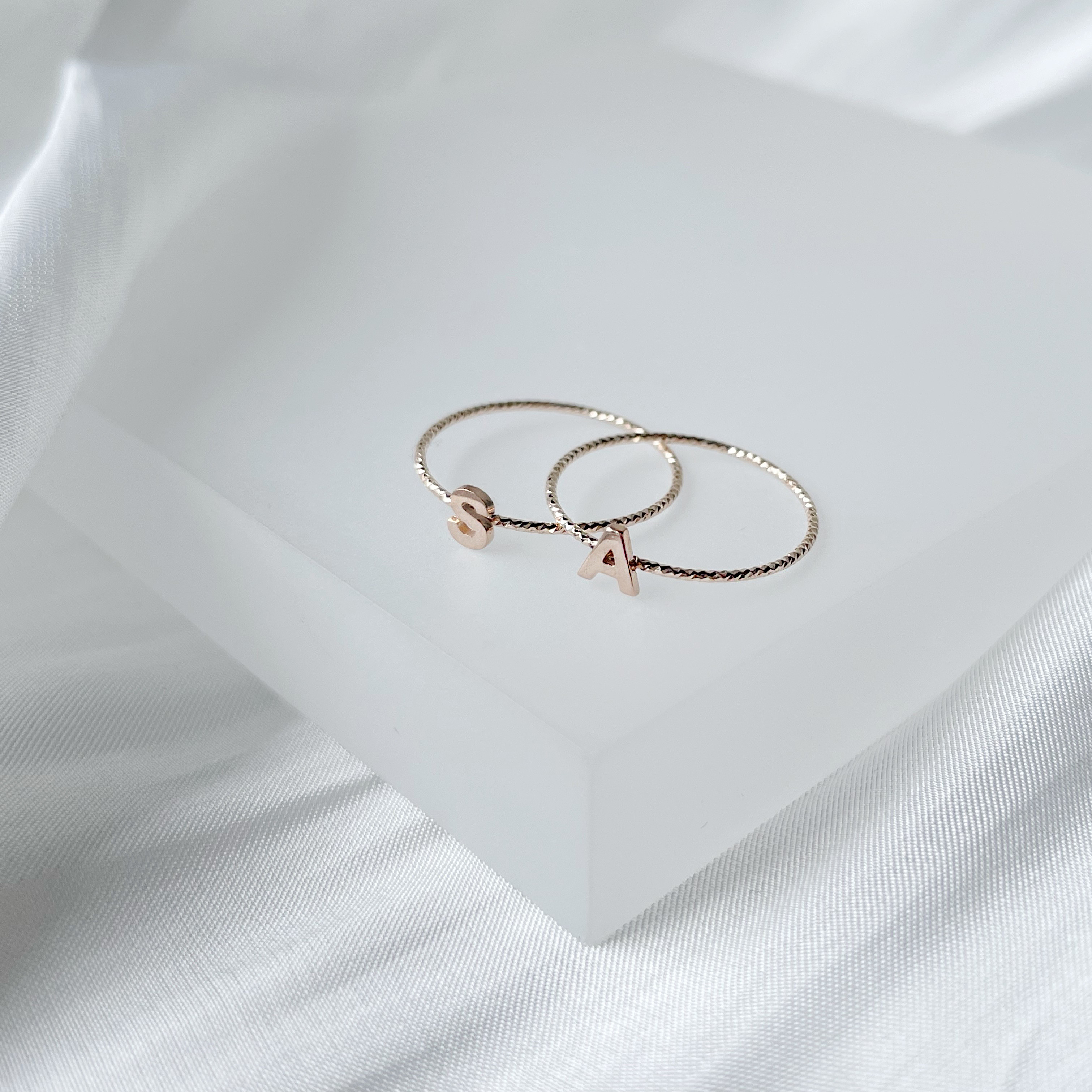 14K玫瑰金 亮亮字母戒指