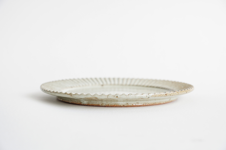 宋艸窯- 鎬平皿(中) 藁白